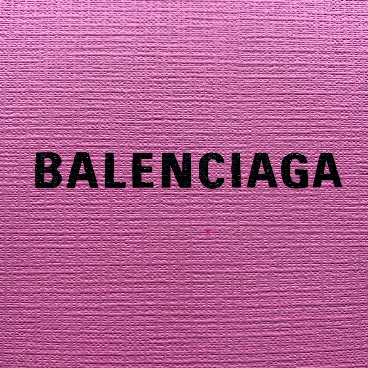 หนังแท้ BALENCIAGA Shopping Phone Pouch leather tote พกกระเป๋าช้อปปิ้งขนาดมินิ ไปทุกที่ในฤดูกาลนี้ ดีไซน์ที่ใช้ได้ทุกวันตั้งแต่หนังแบบมีเท็กซ์เจอร์ ภาพสินค้าถ่ายจากงานขายจริง ใช้งานต่างประเทศได้