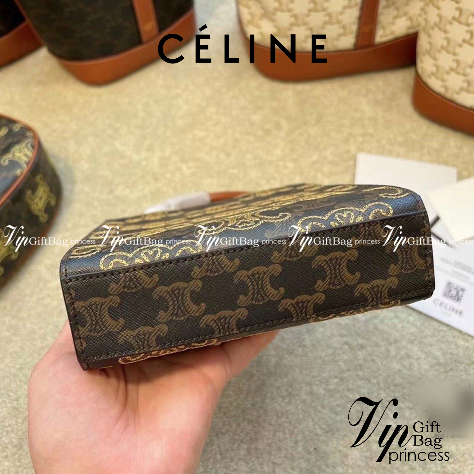 CELINE MINI HAND CARRY AND CROSSBODY BAG / CELINE MINI VERTICAL / Celine mini tote วัสดุ COATED CANVAS กระเป๋าสะพาย ทรงtote ใบเล็ก ทรงนี้คือทรงสุดฮิตใช้งานง่าย งานปั้มแบรนด์ทุกจุด ดีไซน์ทรงเหลี่ยมสวยหรูสุดคลาสสิคในสไตล์สาว Lisa ภายในโล่งกว้างใส่กระเป๋าสตา