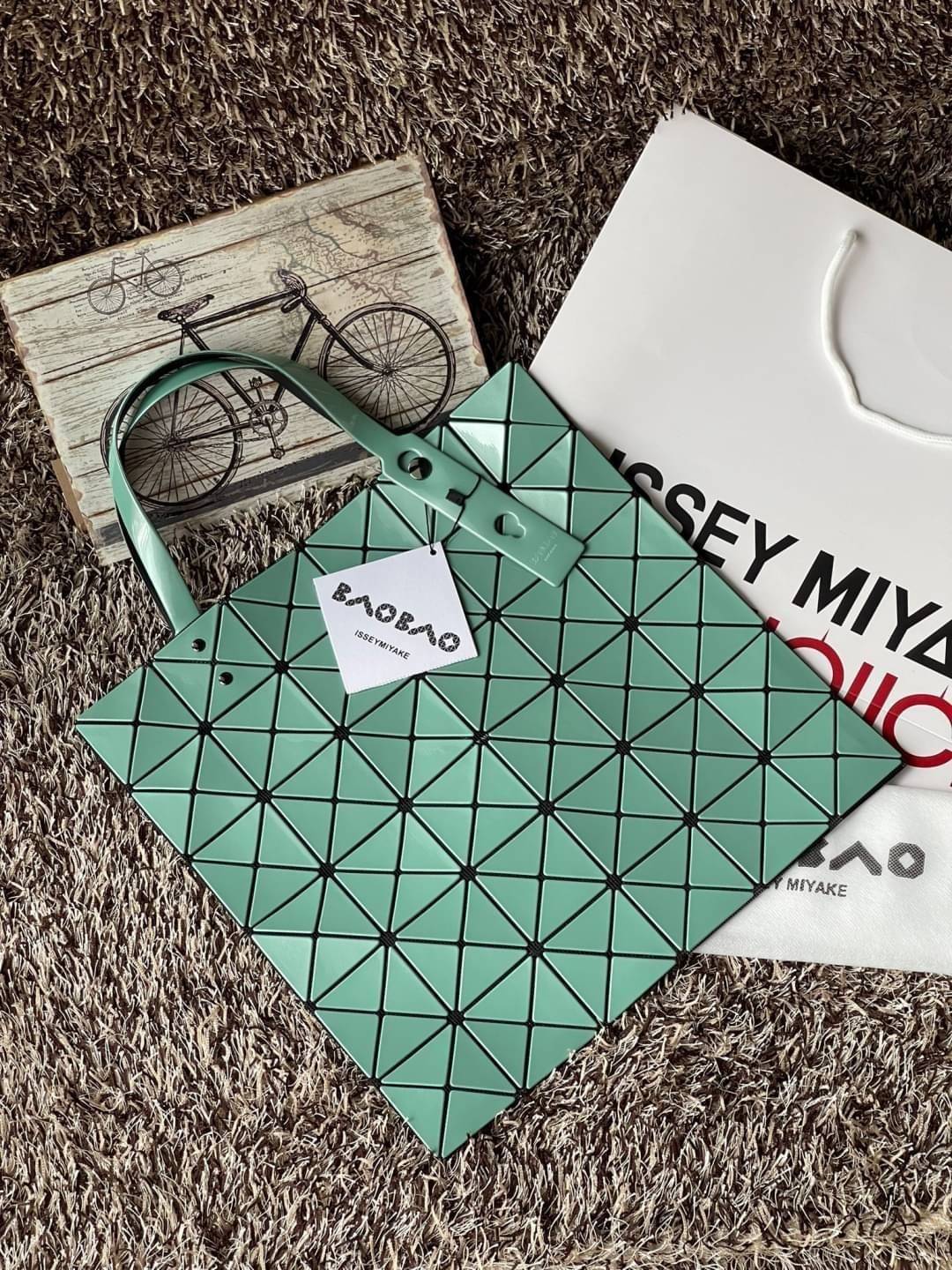 Baobao Issey Miyake 6x6 กระเป๋า Tote รุ่นนี้ถือว่าเป็นกระเป๋า Tote ไซส์กลางที่เหมาะกับการพกพาสิ่งของที่จำเป็นในทุก ๆ วัน มาพร้อมสายที่สามารถปรับได้ทั้งสองสาย และมีช่องใส่ของช่องเล็กด้านใน 1 ช่อง จุของได้เยอะแถมยังทนทาน ใช้เป็น Everyday Bag ได้เลยคะ พกพาสะ