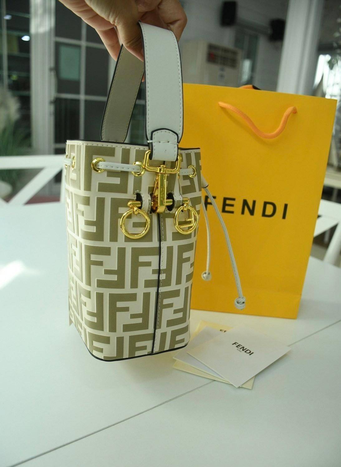 Fendi MonTresor mini Bucket Bag กระเป๋าถือหรือสะพายข้าง วัสดุหนังแท้หนังแข็ง ทรงขนมจีบ ลายแบรนด์ อะไหล่ทองหรูหรา จุของได้เยอะ น้ำหนักเบา ตั้งอยู่ทรง ด้านในโล่ง มี2สาย สายสั้น+ยาว ถอดสายได้ Crossbody ได้ สายยาวปรับระดับได้ คุ้มสุดๆ ใบนี้ไม่ควรพลาดค่ะ ดาราเ