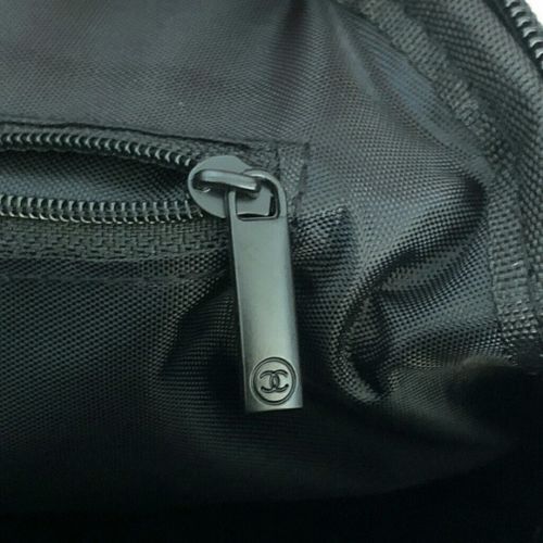 Chanel VIP Gift Backpack (พร้อมส่งโลโก้ขาว) สินค้าเป็นของแท้ ใหม่จากเค้าเตอร์เครื่องสำอาง/น้ำหอมแบรนด์ กระเป๋าเป้ของแท้จาก Chanel VIP Gift Bag วัสดุไนล่อน หัวซิปทำจากหนังปั้มชื่อแบรนด์ ด้านในเป็นช่องกว้าง และมีช่องซิปเล็ก ตัวสายสะพายด้านหลังเลื่อนปรับได้ค