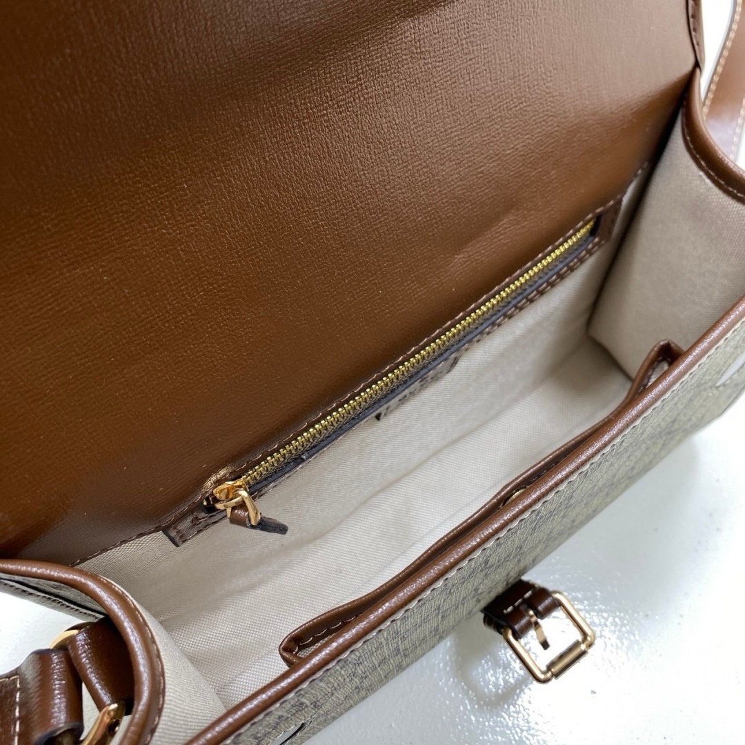 GUUCI GG Messenger Bag / guccipouch กระเป๋าสะพายทรงแมสเซ็นเจอร์วินเทจ พิมพ์ลายคมชัดโมโนแกรมแคนวาสกับไอเท็มที่หนุ่มๆต้องไม่พลาด รุ่น unisex ใช้ได้ทั้งชายหญิง ดีไซส์สวยเด่นเป็นเอกลักษณ์