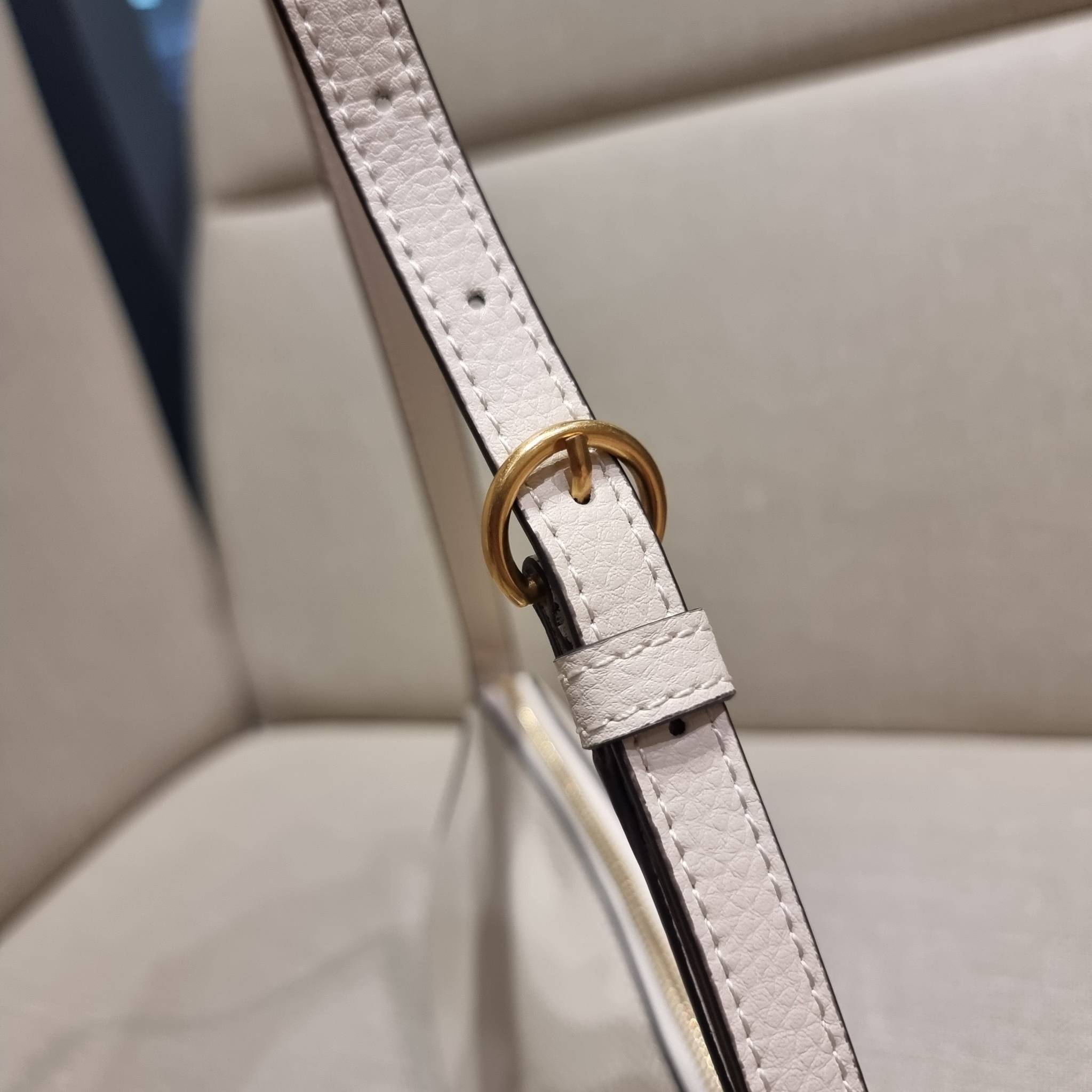 TORY BURCH MCGRAW WEDGE กระเป๋าสะพายไหล่ ทรงสวยไม่ซ้ำ ไม่เกร่อ!! สะดวกใช้งาน ดีไซน์เรียบแต่แฝงความหรู และคลาสสิคในตัว วัสดุหนังลูกวัว สัมผัสดี สวยคม เปิด-ปิดด้วยซิป ภายในเป็นช่องโล่ง มีช่องย่อยเก็บบัตร มาพร้อมสายสะพายในตัว ปรับได้อีกเล็กน้อย ไอเท็มนี้เหมา