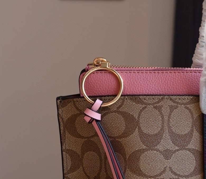 COACH 2319 MAY TOTE IN COLORBLOCK SIGNATURE CANVAS กระเป๋าโท้ท ดีไซน์ใหม่ล่าสุด!! 💕💕 เก๋ตรงปากกระเป๋า คล้ายกระเป๋าซ้อนในตัว สีตัดกับตัวกระเป๋าได้อย่างลงตัว ทรงสวย ใบใหญ่ใส่ของได้เยอะ เปิด-ปิดด้วยซิป รูดใช้งานง่าย ภายในโล่งกว้าง ด้านหลังมีช