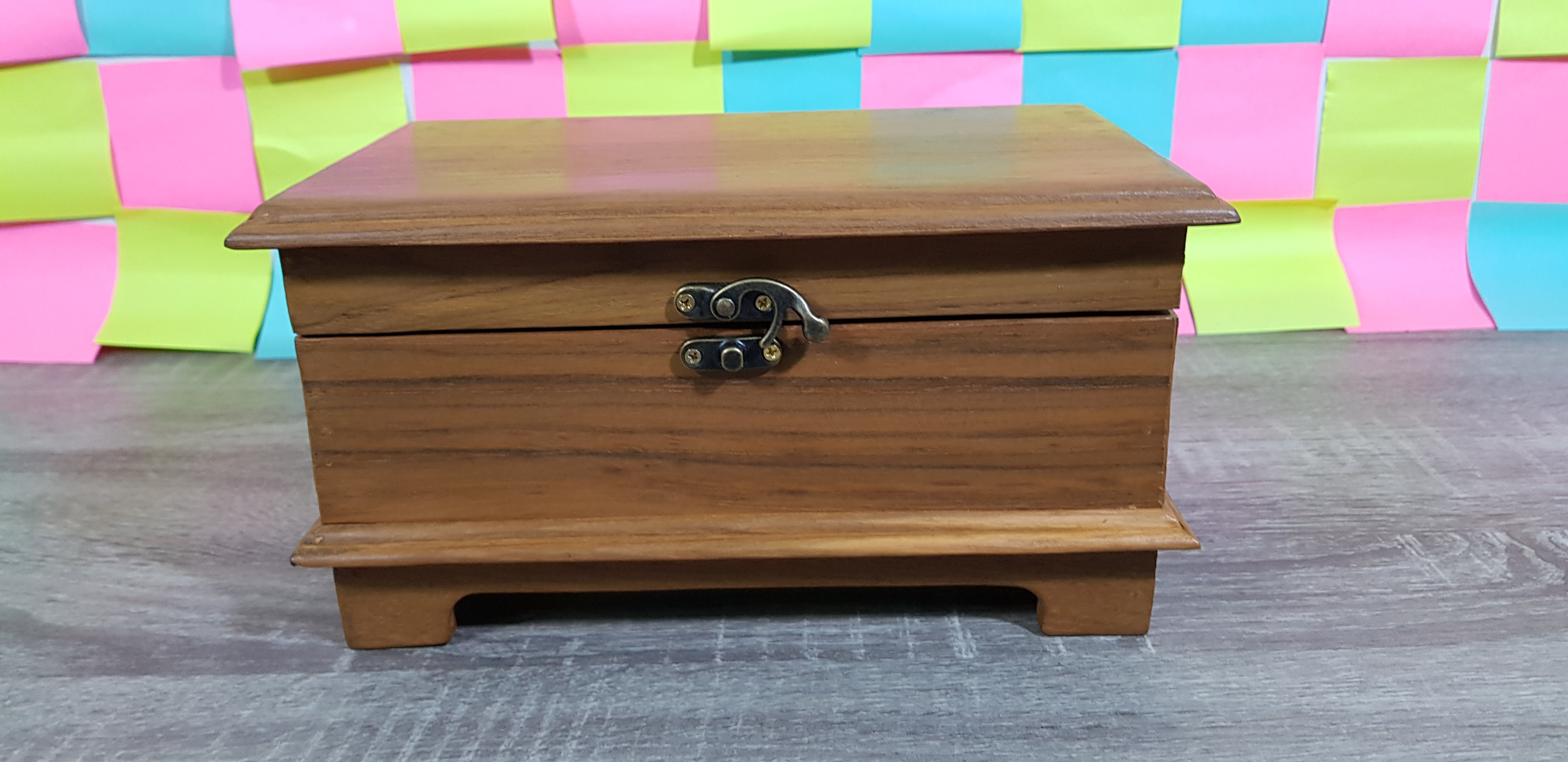 ตัวหมากรุกไทยชุดราเธยะพร้อมกล่องหีบทรงสี่เหลี่ยมไม้สัก