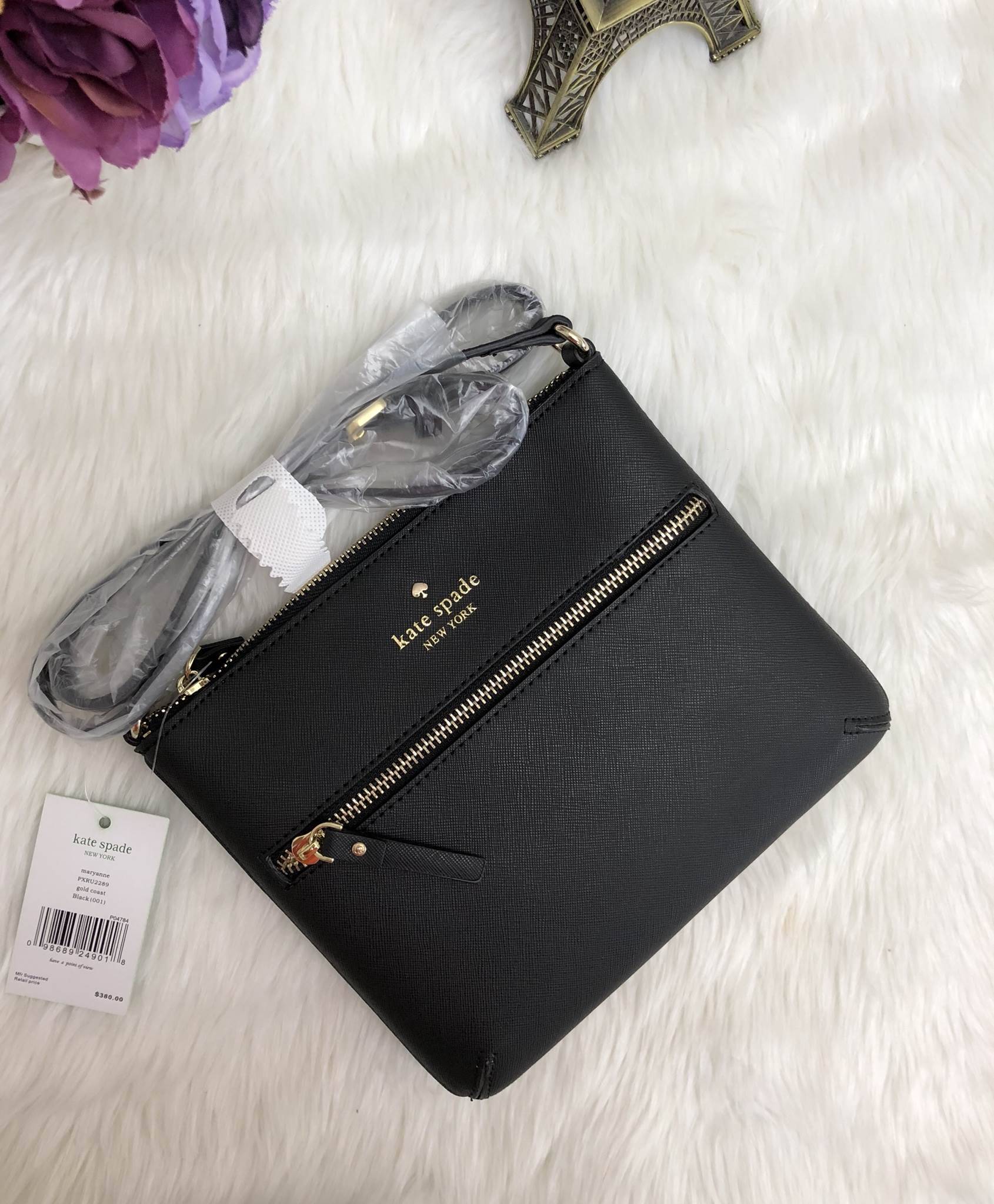 New Arrival Kate spade new york saffiano crossbody bag พร้อมส่งค่ะ!!! กระเป๋าสะพายแบบครอสบอร์ดี้ ลายหนังซาฟเฟียโน่ ทรงสวย ขนาดกำลังดีทีเดียวค่ะ ด้านหน้ามีหนึ่งช่องซิปสำหรับใส่มือถือหรือของจุกจิก เปิดปิดกระเป๋าช่องหลักแบบซิป ด้านในโล่ง ใส่ของจุพอประมาน มีช