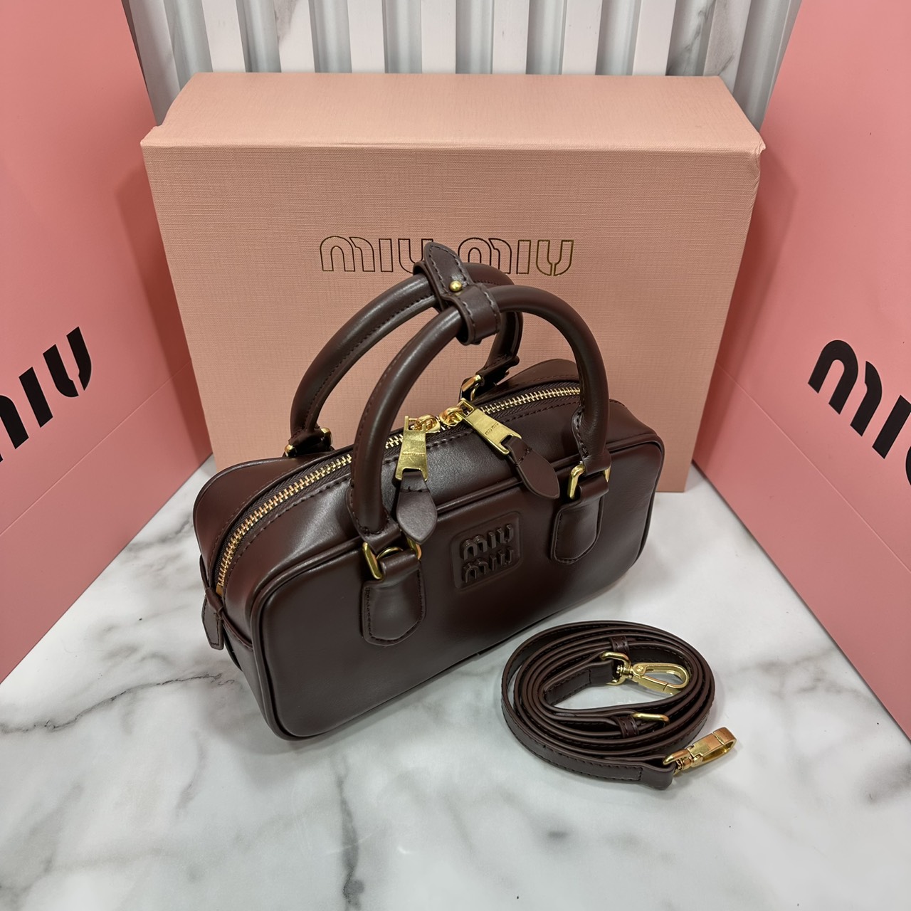 ORI หนังแท้ | MIU MIU Arcadie leather mini-bag Mini 20cm กระเป๋าสะพายทรงโฮโบลุคลูกคุณหรูหรา ไซส์มินิน่ารักๆเก๋ๆ สวยดูแพง หูจับในตัวง่ายและสะดวกพกพา