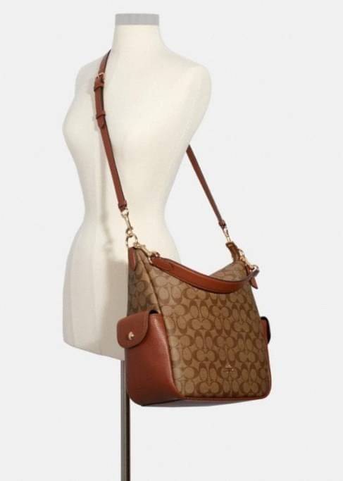 COACH PENNIE SHOULDER BAG ((C1523)) ✔️กระเป๋าหิ้ว//คล้องไหล่//สะพายข้างได้ สุดคุ้ม! ✔️ใบใหญ่ ทรงสวยใส่ของได้จุมาก หนังแท้ หนังนิ่ม สัมผัสแล้วหลงรักแน่นอนค่ะ ✔️ปากกระเป๋ากว้าง ล้วงหยิบของสะดวกมากๆ ภายในกระเป๋าโล่งกว้าง สัมภาระเยอะๆหายห