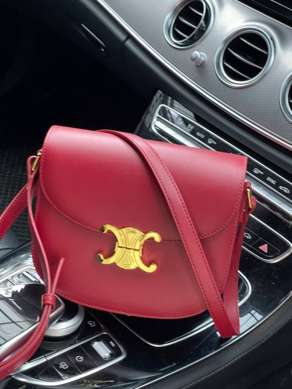 VIP 🥂 CELINE TEEN BESACE TRIOMPHE IN SHINY กระเป๋าสะพายคาดลำตัวรุ่นนี้นับว่าเป็นกระเป๋าอีกหนึ่งรุ่นในซีรีส์ Triomphe ที่ได้รับความนิยมอย่างมาก ด้วยรูปร่างทรงโค้งมนมีความคลาสสิกตามแบบฉบับของ Celine เพิ่มความหรูหราและโดดเด่นด้วยการตกแต่งด้วยโลโก้โลห