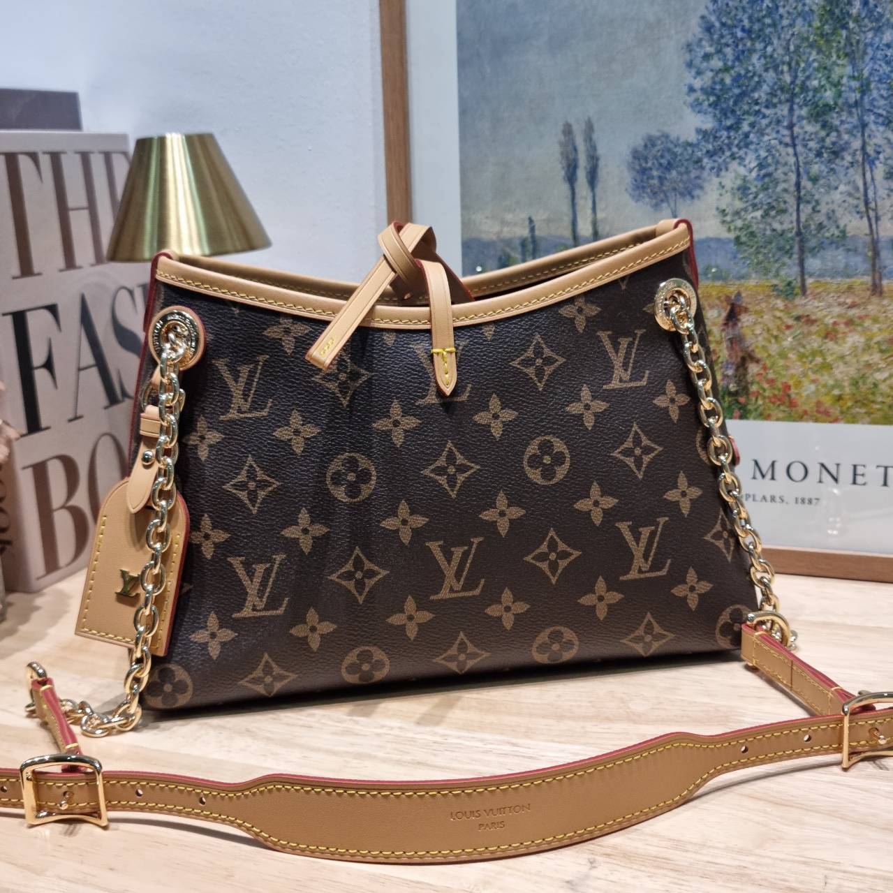 LV CARRYALL BB ใหม่ล่าสุด รุ่นลิมิเต็ดที่สาวๆตามหา จากเคาน์เตอร์ dutyfree ซึ่งเป็นดีไซน์ใหม่ 2025 กระเป๋าสะพายไหล่ทรงสวย ดีไซน์เรียบง่ายคลาสสิค หรู ดูผู้ดี รูปทรงใช้งานง่าย