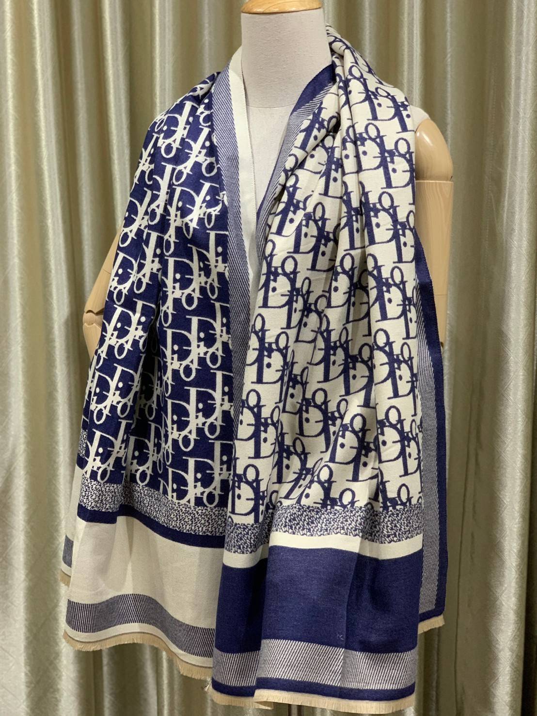 CHRISTIEN DIOR PARIS VINTAGE SILK SCARF สุดเอ็คเซ็คคลูทีฟกับแบรนด์ดังจากปารีส ด้วยงานพรีเมี่ยมกิ้ฟ ส่งมอบความรู้สึกดีๆให้กับคนที่คุณรัก ในรูปแบบผ้าพันคอและผ้าคุมไหล่ผืนใหญ่ให้ความอบอุ่น ถักทอด้วยผ้าcashmereลายวินเทจ มาพร้อมกล่องแบรนด์และถุงกระดาษกลายเป็นข