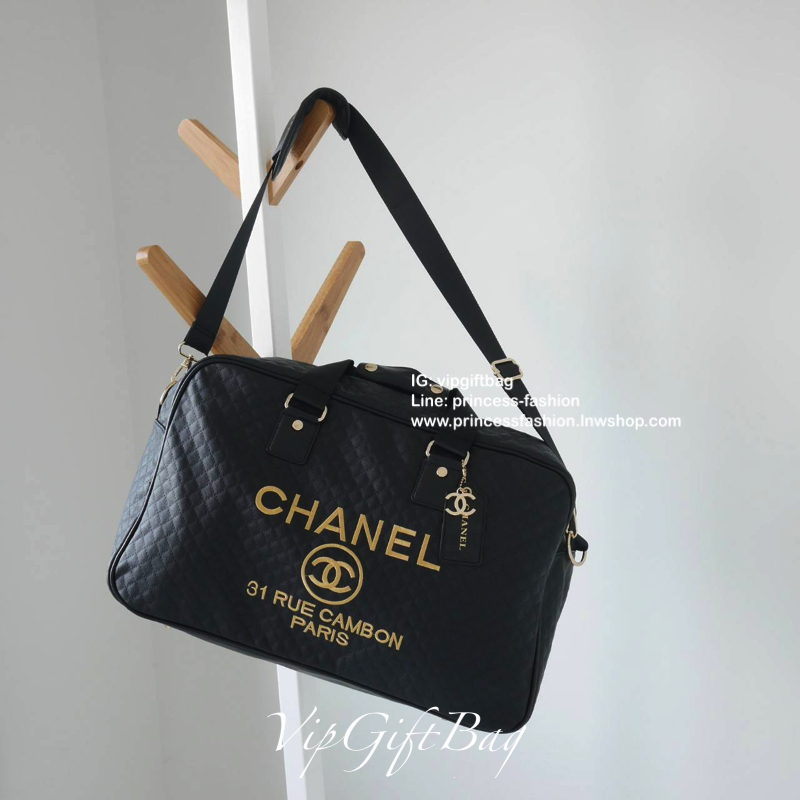 CHANEL VIP GIFT TRAVEL BAG (XL) กระเป๋าเดินทางแบบถือไซส์ใหญ่พิเศษ พรีเมี่ยมกิ๊ฟของเเท้จาก CHANEL วัสดุหนังสังเคราะห์ ลายตารางเนื้อหนาสีดำ เต็มใบ ด้านในเปิดปิดด้วยซิปที่จับหนัง (มีหนังสำหรับรวมหูให้ด้วยกระดุม) ใส่เสื้อผ้าได้มากกว่า4-5ชุด สายสะพายยาวมีที่รอ