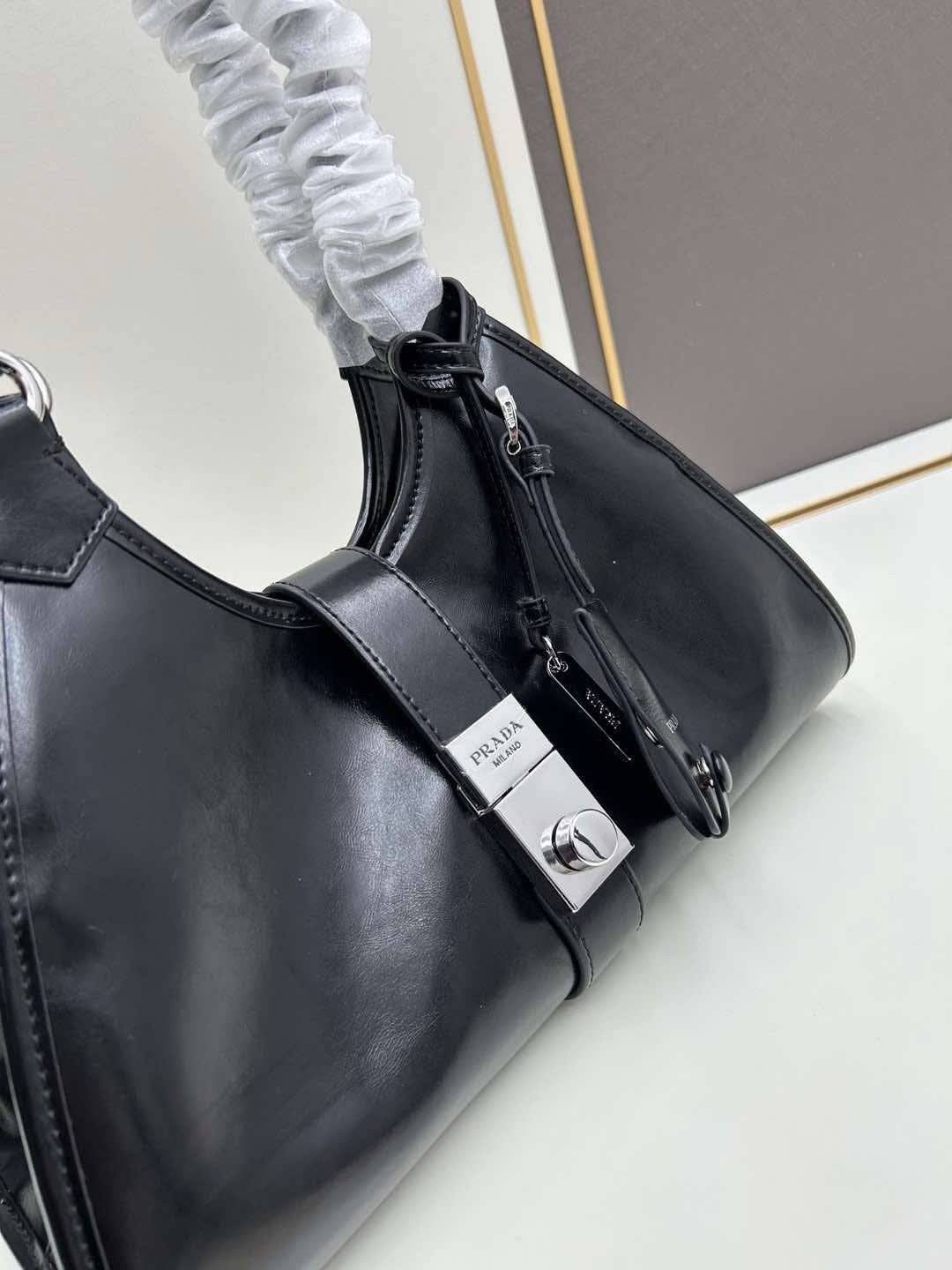 ORI หนังแท้ | Prada Medium leather tote bag 32cm กระเป๋าสะพายทรงโฮโบ คลาสสิคหนังเงาสวยหรูดูแพง ใบใหญ่กำลังดี ดีไซน์ใหม่ล่าสุด ภายในโล่งกว้าง จุของได้สบายๆ พกพาไปไหนก็สะดวก