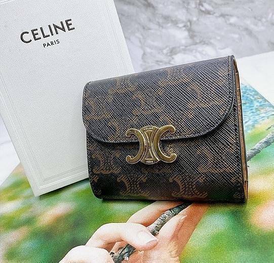 พรีเมี่ยมกิ๊ฟแท้ 100% 】CELINE SHORT WALLET VIP GIFT WITH PURCHASE (GWP) พรีเมี่ยมกิ๊ฟ Limited จาก CELINE HAUTE PARFUME DUTYFREE COUNTER วัสดุ Triomphe Canvas หนังสวยอยู่ทรงปั้มโลโก้ด้านหน้าเปิดปิดฝาพับกระดุม ภายในมีช่องแบ่งหลายช่อง มีช่องใส่บัตรหลายช่อง ช