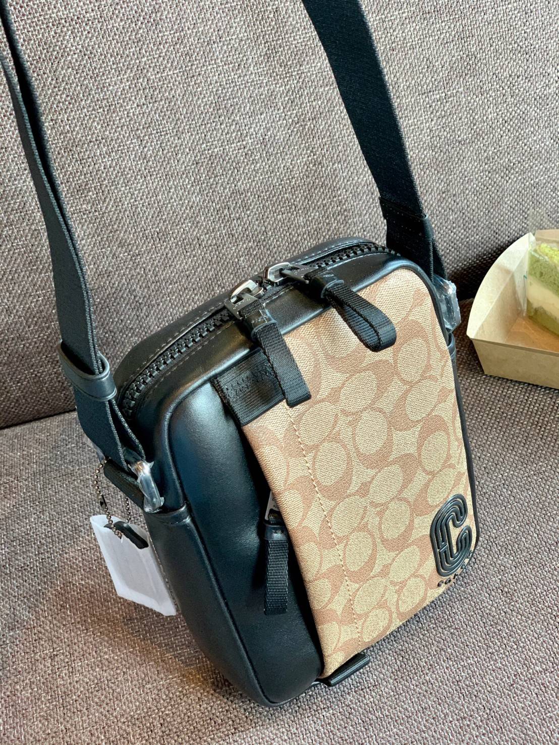 รุ่นที่คุณผู้ชาย2021 ต้องมีค่ะ💥 COACH 6788 EDGE STRADDLE SHOULDER BAG พร้อมส่งที่ไทย น่าใช้มากๆค่าา🔥 กระเป๋าสะพายแบบครอสบอดี้ร์ ทรงสวย หนังแท้นิ่มอย่างดีค่ะ ด้านหน้ามีช่องซิปซ่อนให้หนึ่งช่องนะคะ เปิดปิดช่องหลักแบบซิปคู่ภายในลึก ใส่ของจำเป็