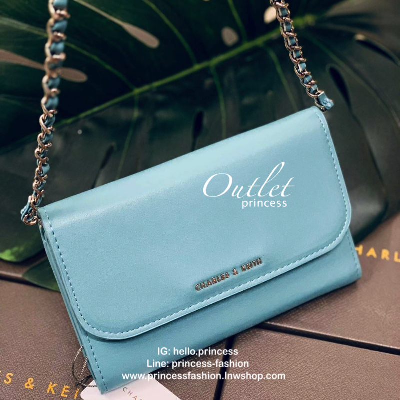 CHARLES & KEITH BAG กลับมาอีกครั้ง รุ่นขายดีค่ะ...กระเป๋าสตางค์มีสายสำหรับสะพายข้างหรือแบบครอสบอดี้ร์ได้ค่ะ วัสดุหนังเรียบ ด้านหน้ามีอะไหล่โลโก้แบรนด์ เปิดปิดกระเป๋าแบบกระดุมแม่เหล็ก ภายในมีช่องใส่ธนบัตร สามารถใส่แบงค์พันได้ค่ะ มีช่องใส่บัตรต่างๆ ช่องซิปส