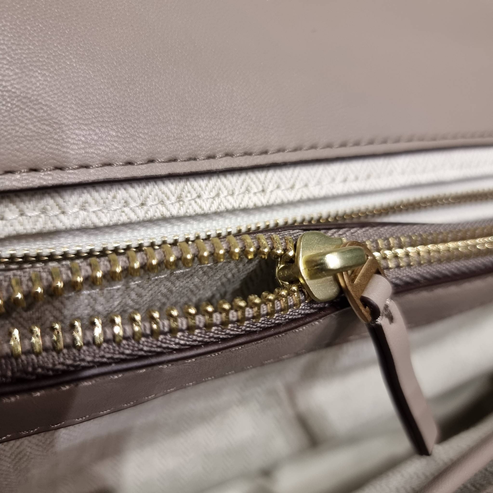 TORY BURCH KIRA CHEVRON CONVERTIBLE SHOULDER BAG กระเป๋าสะพายรุ่นยอดฮิต ไซส์ใหญ่จัดเต็มให้เน้นๆ ใช้ยังไงก็ดูหรู ดีไซน์เฉพาะตัว วัสดุหนังแกะ สัมผัสนิ่ม เปิด-ปิดด้วยกระดุมแม่เหล็ก ภายในเป็นช่องโล่ง แบ่งสัดส่วนไว้ดีมากๆ ใส่กระเป๋าสตางค์ มือถือ เครื่องสำอางค์