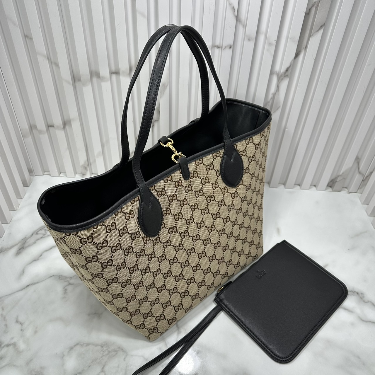 ORI หนังแท้ | Gucci Totissima medium reversible tote bag / Gucci Tote Bag กระเป๋าทรงสะพายทรงโท้ท ใช้งานได้ 2 ด้าน ดีไซน์ใหม่ล่าสุด ด้านหนัง และด้านแควสวยลายโลโก้ สวยหรูเรียบง่าย มาพร้อมใบเล็กเข้าเซ็ท ภายในโล่งกว้าง จุของได้เยอะจุใจ
