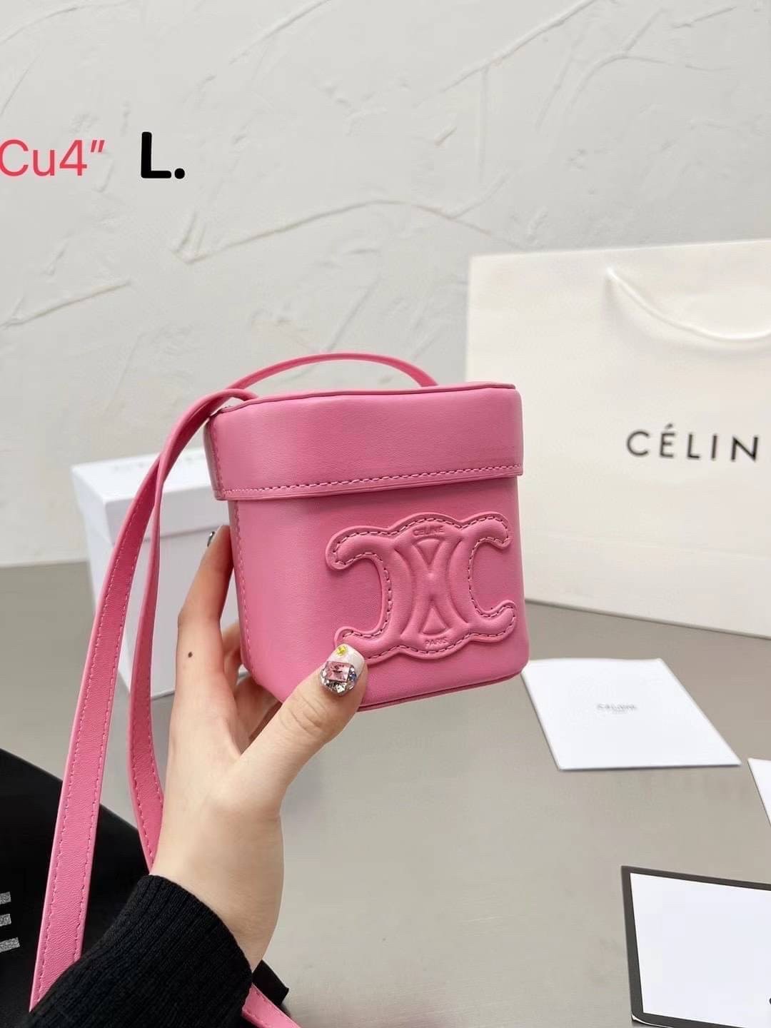 CELINE SMALL BOX CUIR TRIOMPHE IN SMOOTH กระเป๋าไซส์มินิน่ารัก การออกแบบโลโก้ที่สะดุดตาแบบวินเทจ ด้วยดีไซน์ที่ดูโฉบเฉี่ยว แต่คงความคลาสสิคอย่างเต็มเปี่ยม ทำให้เป็นที่ดึงดูดความสนใจของสาวๆ มีความคล่องตัวในการใช้งาน