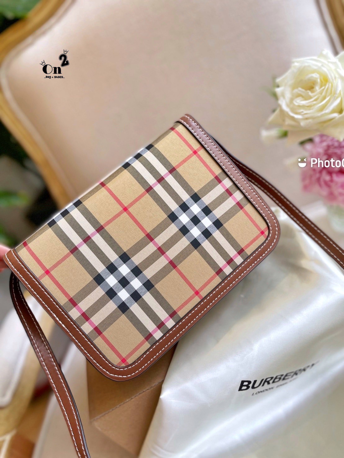 BURBERRY FRAGRANCES LEATHER CROSSBODY BAG / BB Shoulder Bag กระเป๋าสะพาย ทรงกล่อง เปิดหน้า อะไหล่ทอง สายสะพายยาวแบบครอสบอดี้ ได้ทุกลุค เกรดงานสวย.น่ารักมากๆ งานชนชอป ใช้ได้ Everyday Look เลยค่า