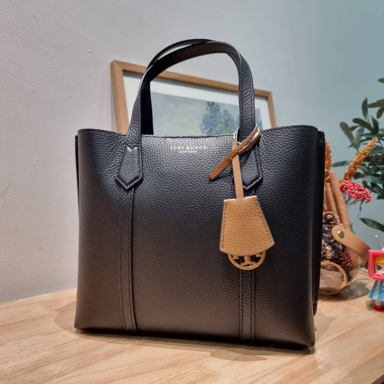 TORY BURCH PERRY SMALL TRIPLE COMPARTMENT TOTE BAG กระเป๋าโท้ทขนาดเล็ก รุ่นขายดี ทรงสวย ดีไซน์ออกมาให้ใช้งานได้ทุกลุค ทุกโอกาส สวยคมชัดทุกสี