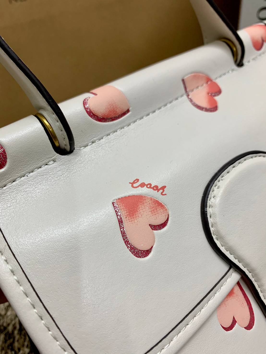 COACH LIMITED EDITION WILLIS TOP HANDLE 18 WITH HEART PRINT ((c3919)) พร้อมส่งที่ไทย ได้ไปหลงรักแน่นอนค่ะ! กระเป๋าหิ้วหรือสะพายข้าง หนังแท้นิ่มสวยงาม ❤️จุดเด่นคือตัวกระเป๋าปริ้นลายหัวใจทั้งใบ ดูหวานน่ารักมากๆค่ะ เปิดปิดกระเป๋าแบบหมุนล็อค ภายในมีช่อ