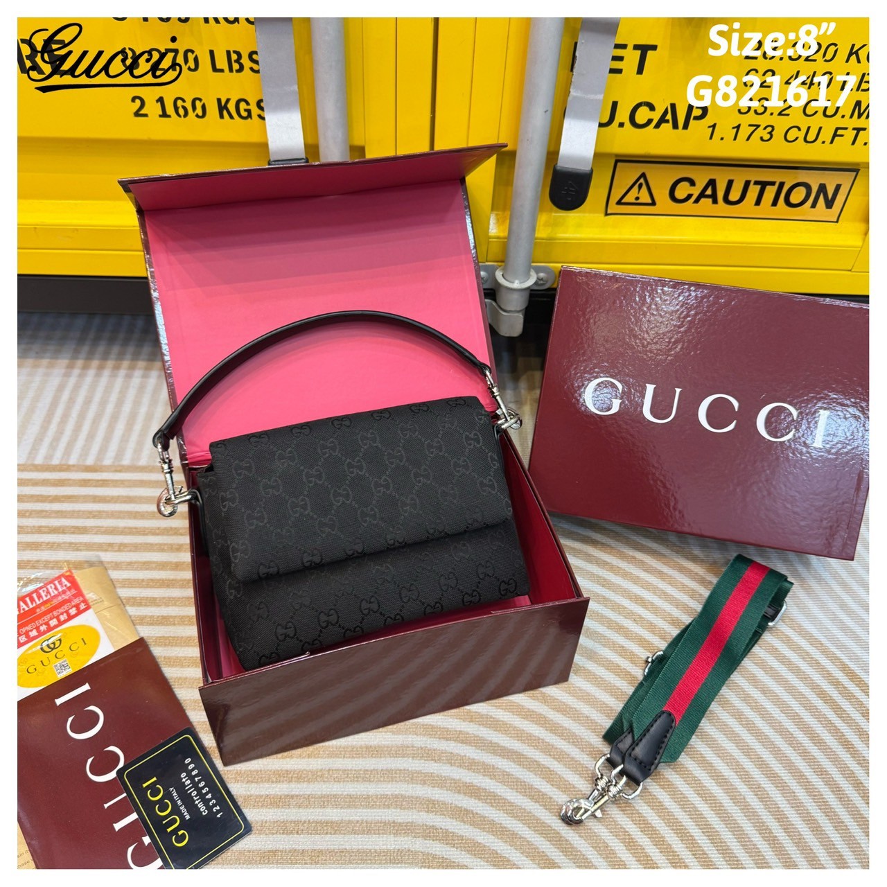 GUCCI GG canvas small crossbody bag กระเป๋าสะพายทรงใหม่เรียบง่าย ที่สุดของความคลาสสิค ด้านหลังมีช่องเก็บแต่งหนังปั้มแบรนด์สวยหรูโดดเด่น เป็น Unisex ใช้งานได้ทั้งชายหญิง