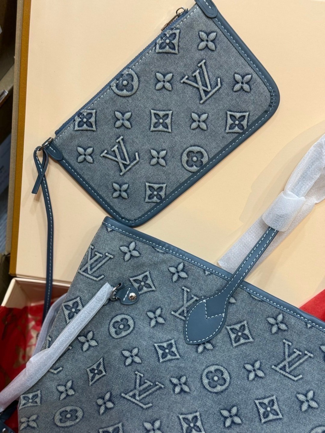 LV Neverfull Denim Tote Bag กระเป๋าสะพายทรงโท้ทเดนิมลายโมโนแกรมปั้มนูนคมชัดสวยหรูลัคชู ลวดลายเอกลักษณ์สวยโดดเด่น พร้อมใบเล็กเข้าชุด