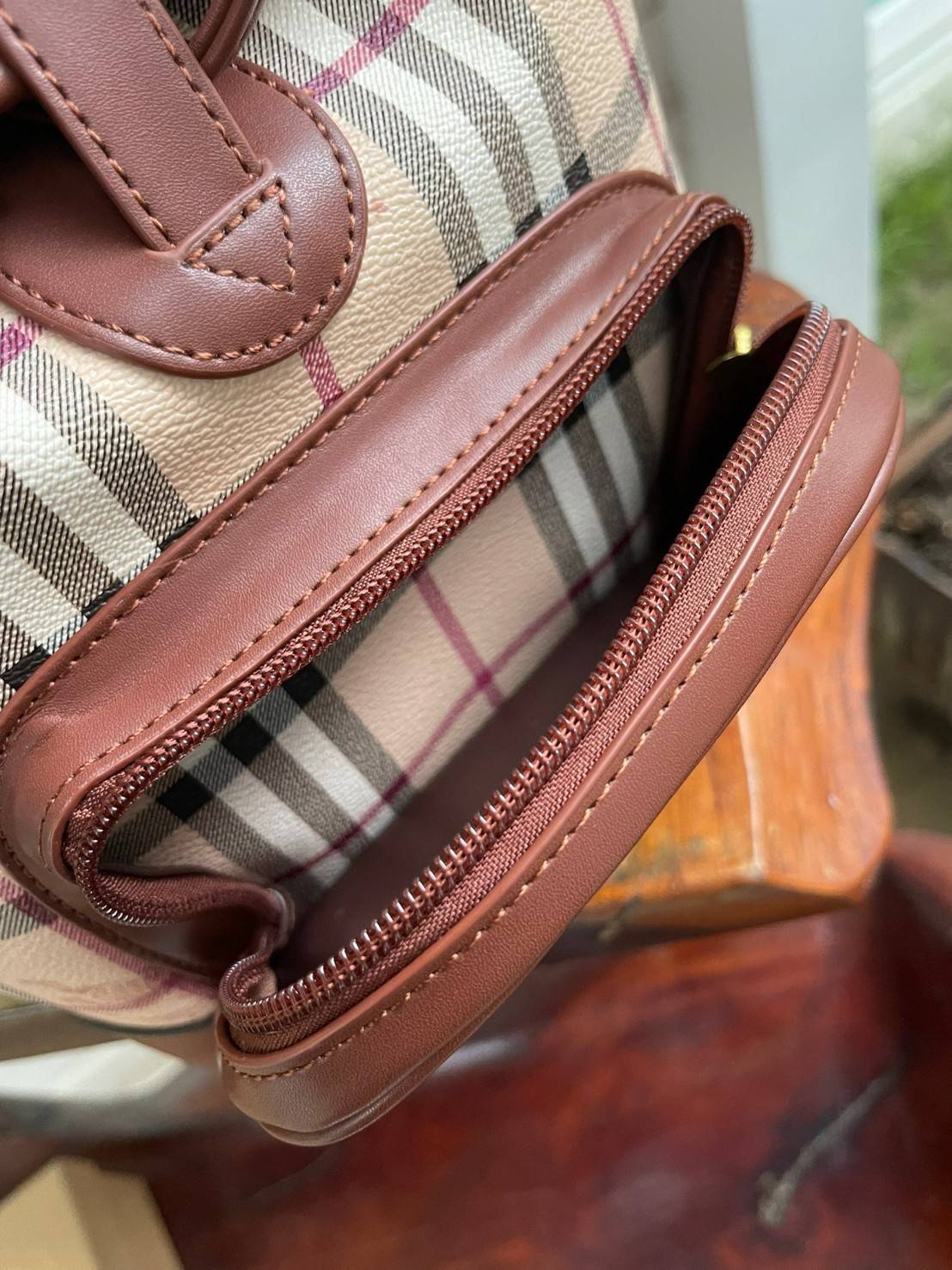 Burberry Small Beige Coated Canvas Backpack ไม่ว่าจะวันธรรมดาหรือวันไปเที่ยว เพียงแค่สะพายกระเป๋าเป้ใบนี้ติดตัวไปด้วย ก็เพิ่มความมีสไตล์ให้กับตัวเองได้แล้ว ด้วยรูปทรงและลายตารางอันเป็นสัญลักษณ์ของแบรนด์ สวยและแลดูคลาสสิค ด้วยความที่เป็นแบบสะพายกับไหล่ทั้ง