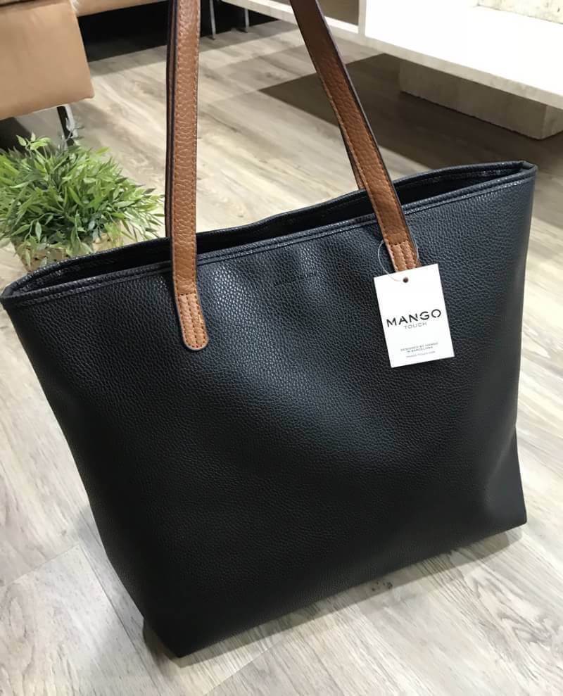 MANGO LARGE SHOPPING BAG กระเป๋าสะพายใบใหญ่น้ำหนักเบาวัสดุหนังแกะสังเคราะห์ขึ้นลายสวยน่าใช้โดดเด่นที่สามารถปรับใช้ได้2ทรงไม่จำเจอเปิด-ปิดด้วยแถบคาดกระดุม ภายในกว้างและจุสุดๆ สามารถใส่เอกสาร A4 หนังสือ ipad เสื้อผ้า รองเท้าได้ ภายในมีช่องซิปและโลโก้หนัง หู
