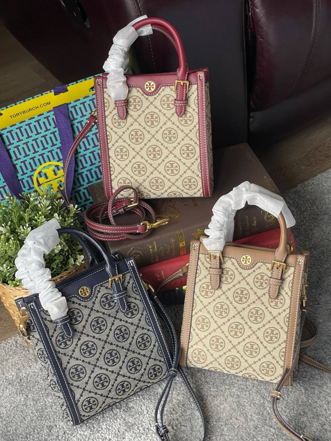 Tory burch t monogram jacquard mini tote ลวดลายT monogram ด้วยโลโก้สุดไอคอนนิคของแบรนด์ โดดเด่นด้วยกราฟฟิคและดีไซน์ ออกมาในหลายรูปแบบหลายคอลเลคชั่น แต่ละคอลเลคชั่นสวยหรูไม่แพ้กัน ทรงมินิโท้ท ขนาดกำลังดี ใช้งานง่าย ก็เป็นอีกหนึ่งรุ่นที่ทันยุคทันสมัยที่สาวๆ