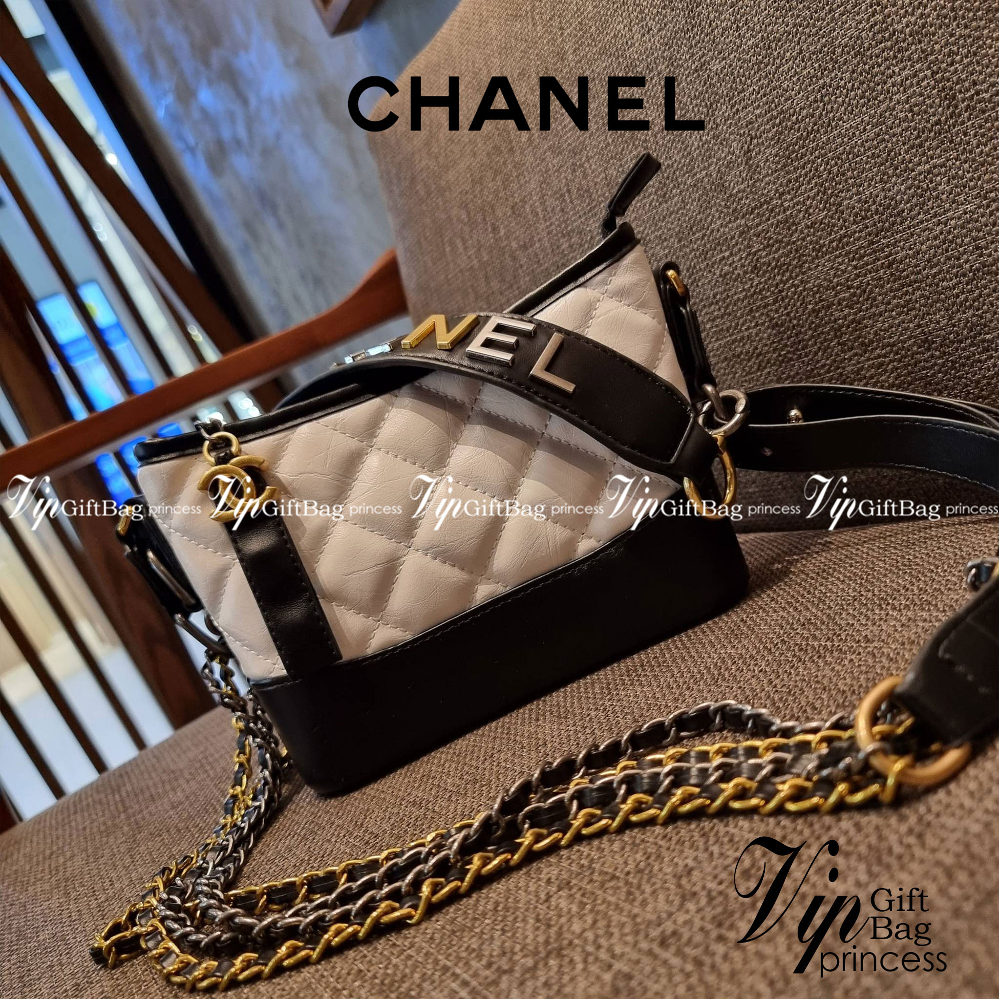 8" CHANEL SHOULDER BAG / CHANEL GABRIELLE HOBO BAG ไซส์คลาสสิค กระเป๋าสะพายข้าง/ไหล่ หนังสังเคราะห์ นิ่ม หรู มาพร้อมพวงกุญแจสัญลักษณ์แบรนด์ พิเศษ!! สายคล้อง jumbo font เพิ่มดีเทลความแพง อะไหล่พร้อมโซ่สะพายสีทองสลับสีเงินรมดำ สามารถสะพาย crossbody หรื