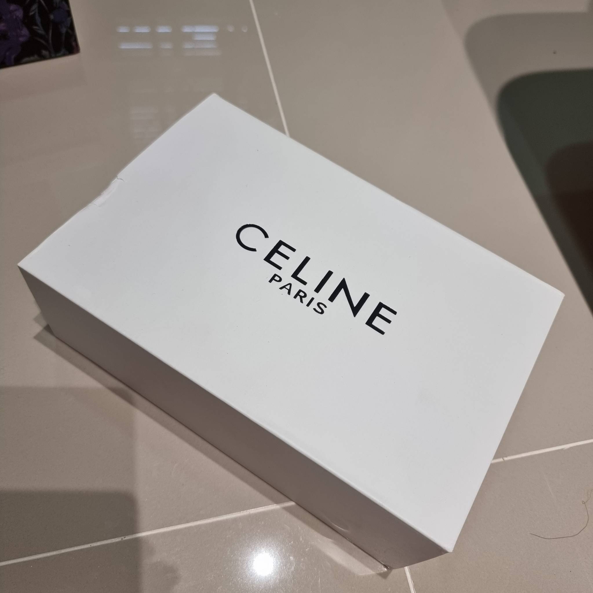 CELINE WALLET ON STRAP IN TRIOMPHE CANVAS AND LEATHER อีกหนึ่งรุ่นยอดนิยม กระเป๋าสะพายกึ่งคลัทช์ ในรูปแบบกระเป๋าสตางค์ ให้พกพาได้ง่าย ใส่ของสำคัญ มือถือ หรือบัตรต่างๆได้