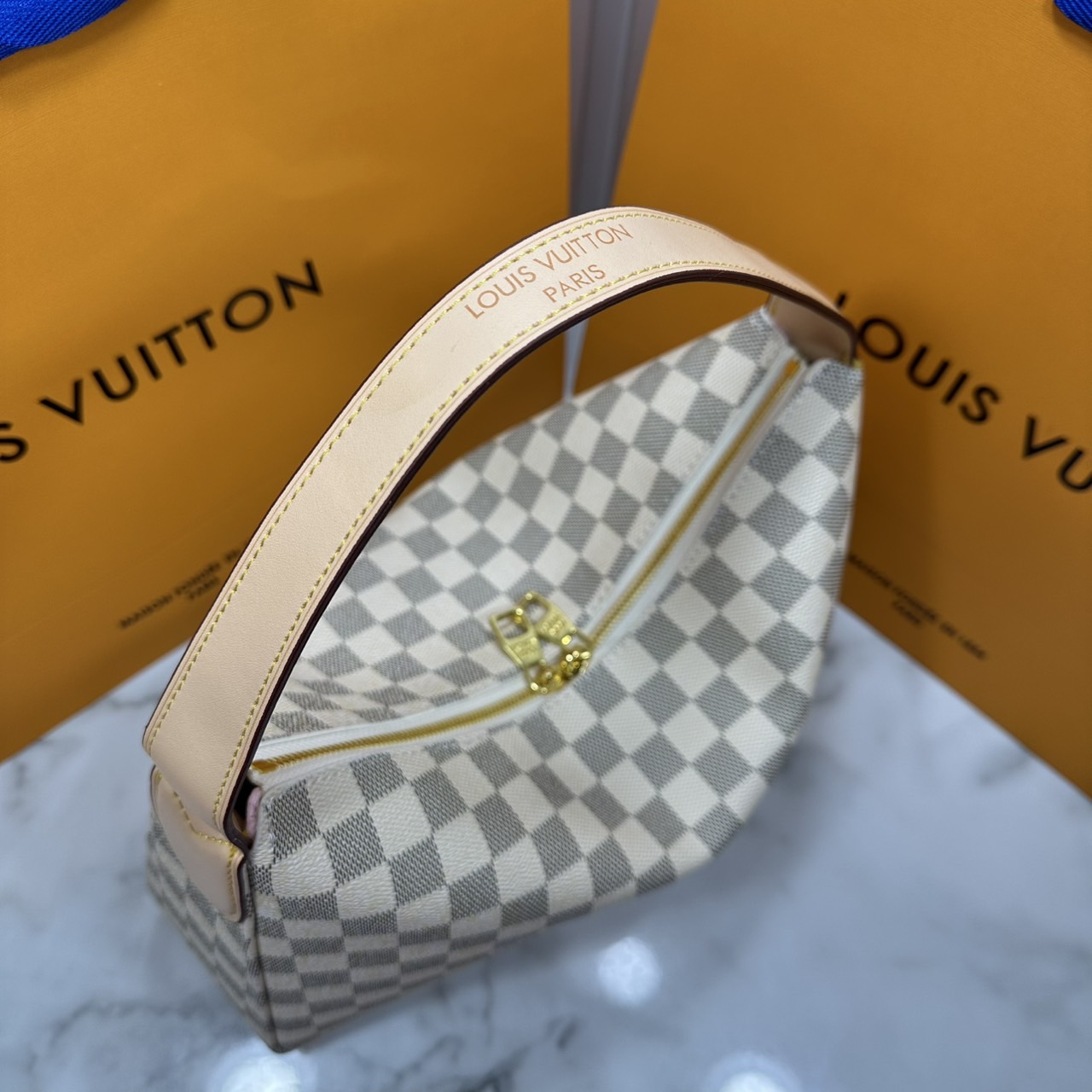 ORI หนังแท้ | LV Slouchy MM Damier Azur PM ใหม่ล่าสุด กระเป๋าโฮโบทรงสวยที่ใครๆก็ต้องมี ด้วยรูปทรงคลาสสิคและใช้งานง่าย สะพายสะดวกด้วยหูสะพายในตัว สวยดูลัคชู