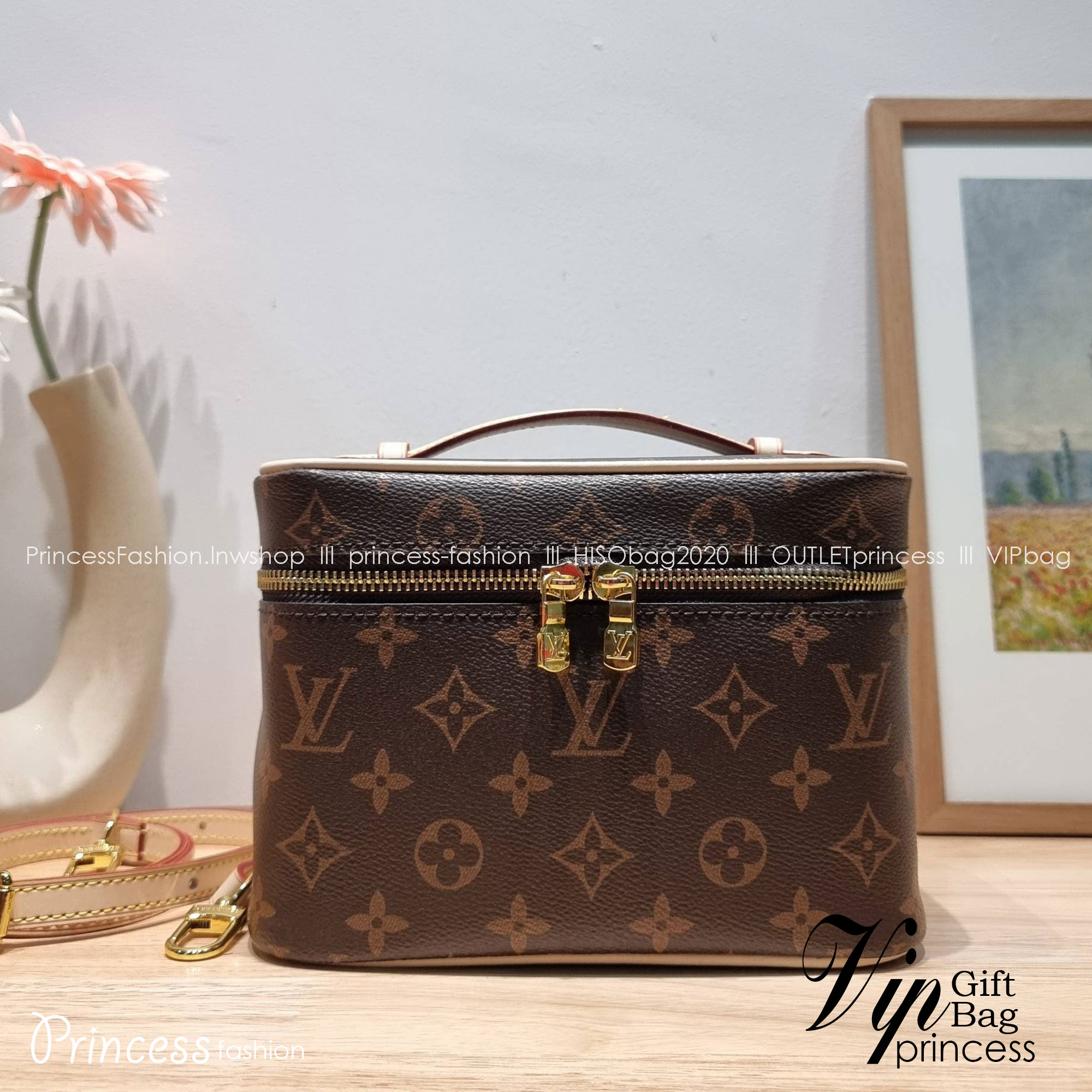 LV NICE MINI MONOGRAM BAG เบสท์เซลเลอร์คอลเลคชั่น ที่ใครๆก็ต้องมีใช้ กับกระเป๋า cosmetics ทรงกล่อง ใส่เครื่องสำอางค์ หรือจะใช้ใส่ของพกจำเป็นประจำวันก็ได้ สบายๆ