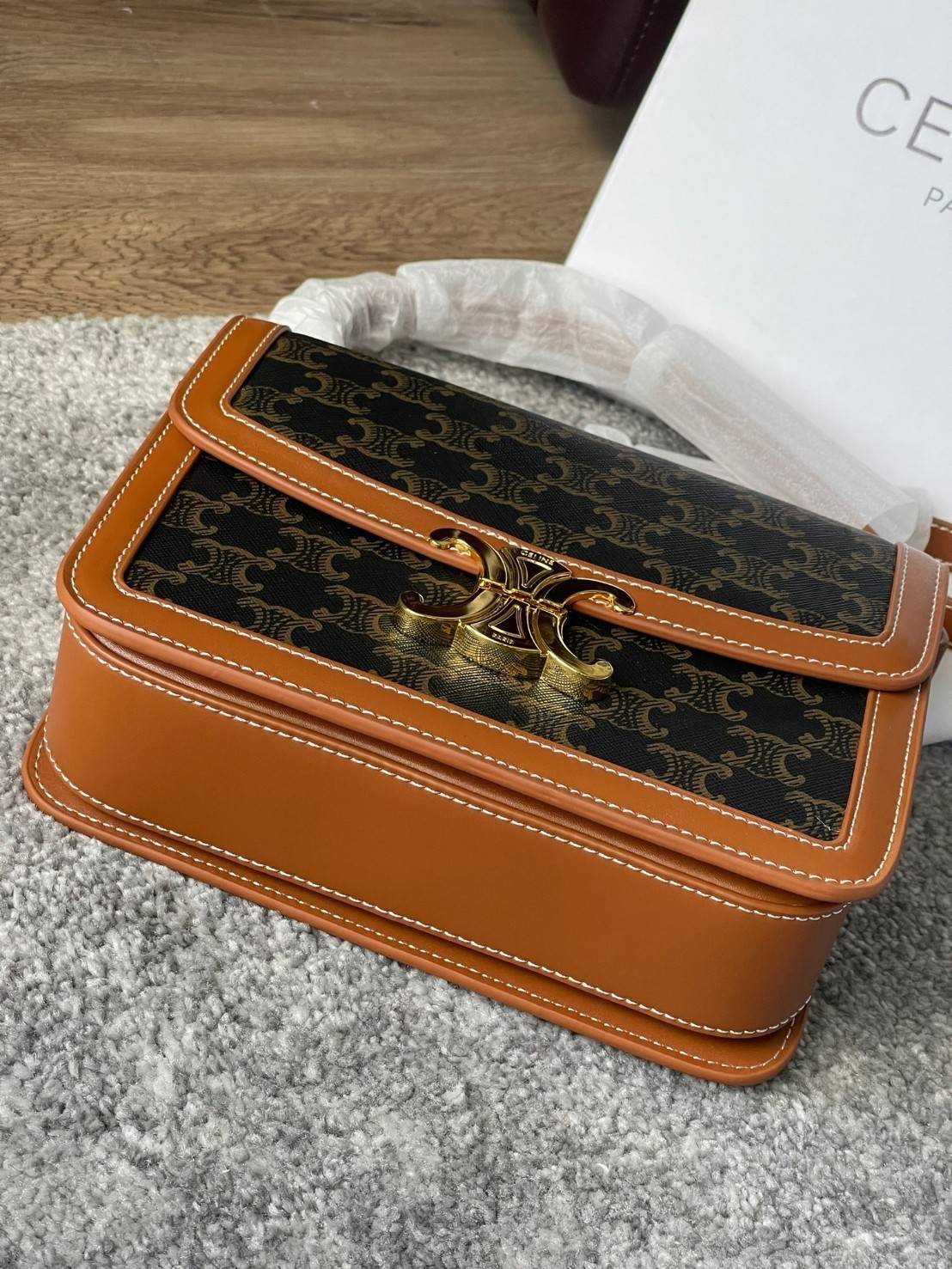 VIP 】Celine TEEN MEDIUM TRIOMPHE BAG IN TRIOMPHE CANVAS สาวๆที่กำลังมองหากระเป๋าน่ารักเอาไว้ใช้ในวันสบาย ๆ แต่ไม่รู้เลือกกระเป๋า Celine รุ่นไหนดี แนะนำรุ่นนี้เลยคะ เป็นกระเป๋าสะพายข้างขนาดกำลังดี สวยแบบคลาสสิก หรูหราด้วยแคนวาสเคลือบลาย Triomphe อีกทั้งยัง