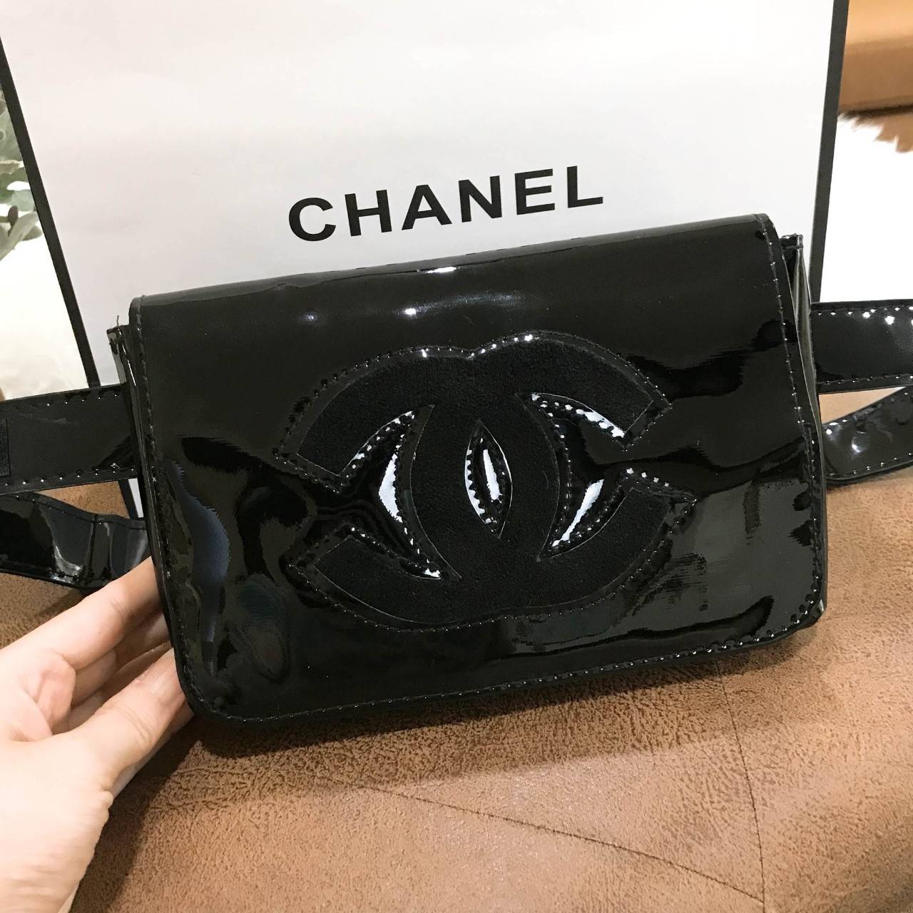 New Chanel Waist Bag Gift With Purchase (GWP) กระเป๋าสะพายคาดเอวหรือคาดอกพรีเมี่ยมกิ้ฟของแท้จาก Chanel Perfume Counter รุ่น Limited Edition วัสดุหนังเเก้วเรียบสวยอยู่ทรงลายมีโลโก้ด้านหน้า เปิดปิดด้วยฝาปิดกระดุมแม่เหล็ก ภายในโล่ง ซับในลายเเบรนด์ ใส่มือถือไ