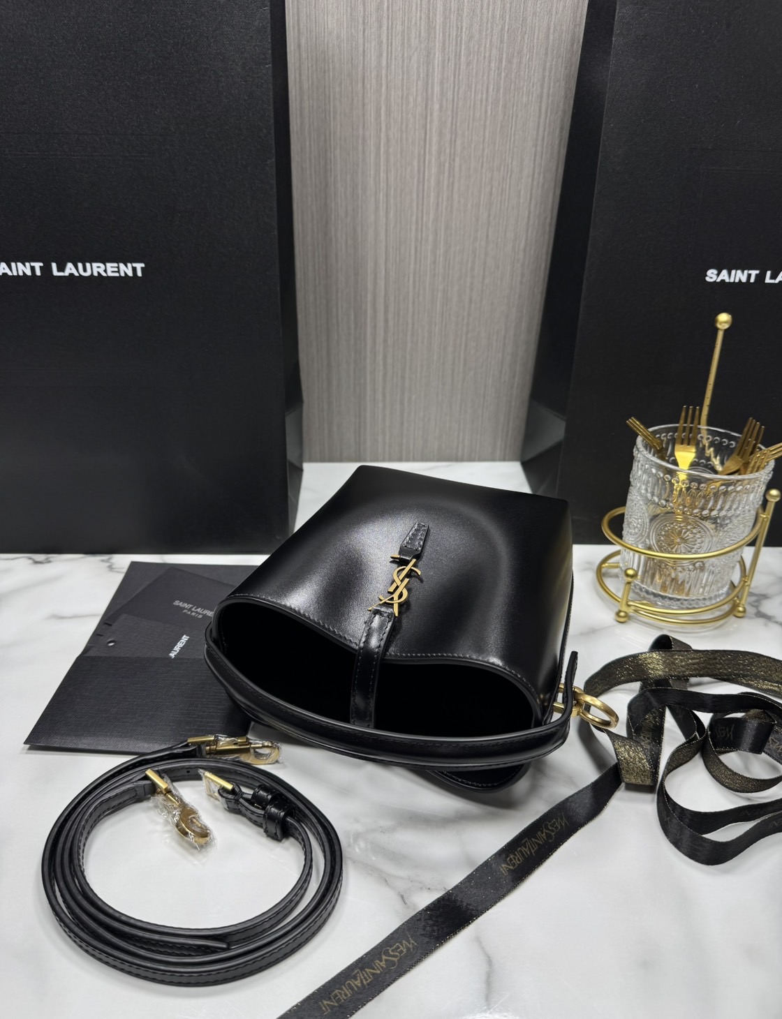 TOP ORI หนังแท้ | YSL Le 37 in shiny leather bag / YSL Bucket Bag กระเป๋าสะพายทรงทรงถัง โดดเด่นด้วยตัวปิดแบบตะขอ Cassandre พร้อมหูจับด้านบน และสายสะพายไหล่แบบปรับได้และถอดออกได้