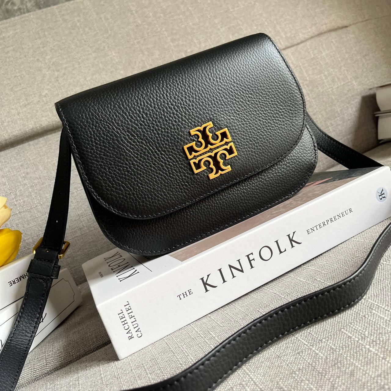 TORY BURCH BRLTTEN SMALL SADDLE BAG / Tory Burch Britten Flap Shoulder Bag กระเป๋าสะพายข้าง วัสดุหนังแกะแท้ ด้านหน้าประดับโลโก้แบรนด์ เปิด-ปิดกระเป๋าแบบกระดุมแป็กแม่เหล็กแน่นหนา ภายในมีช่องหลัก ใส่กระเป๋าเงินใบกลาง มือถือได้ทุกรุ่น มีช่องแยกใส่ของจุกจิกอี