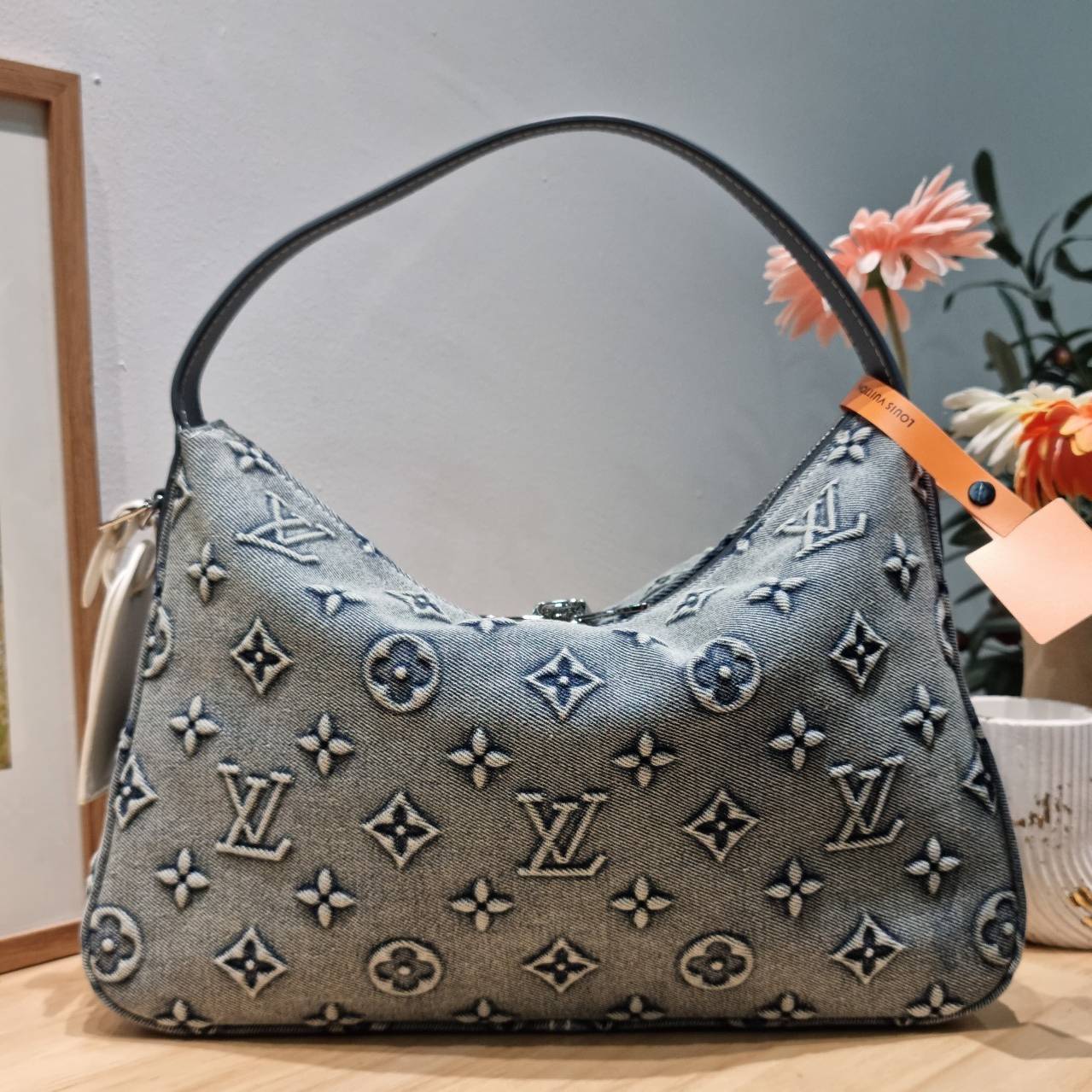 LV washed denim slouchy PM bag ใหม่ล่าสุด กระเป๋าทรงที่ใครๆก็ต้องมี ด้วยรูปทรงคลาสสิคและใช้งานง่าย ในดีไซน์สุดชิคเดนิมคมชัด