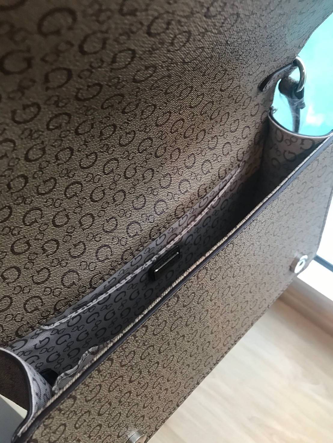 Guess Embroidered Crossbody Bag with Flap กระเป๋าสะพายทรงครอสบอดี้ ขนาดกำลังดี สกรีนอักษรย่อตัวGรอบใบลงบนหนัง ด้านหน้าปักลายดอกไม้ เปิดปิดกระเป๋าแบบฝาปิดแม่เหล้ก ใข้งานง่าน ด้านในกว้าง สามารถใส่ ipad mini กระเป๋าสตางค์ยาวได้ สายสะพายเลื่อนปรับระดับได้ สวย