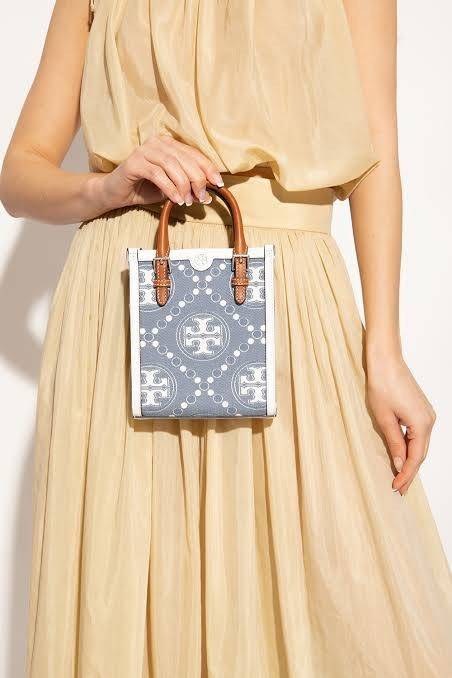 Tory Burch Mini T Monogram Denim Tote / Tory Burch T Monogram Jacquard Denim Mini Tote กระเป๋าทรงโท้ทไซส์มินิ T Monogram รูปแบบคลาสสิค ตัดเย็บอย่างดี คอลใหม่ห้ามพลาดคะ