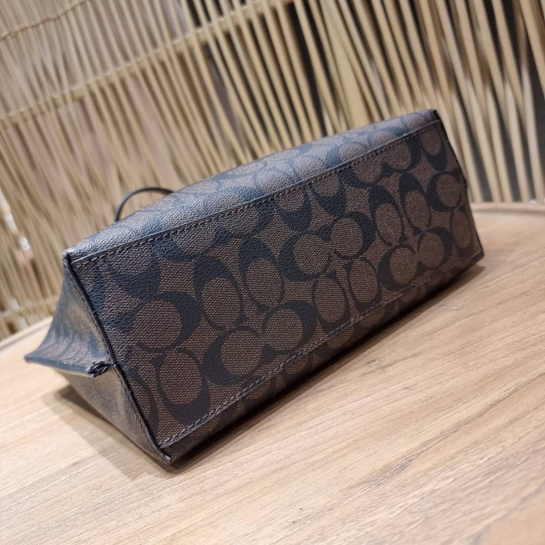 OUTTLET 】COACH MOLLIE TOTE 25 (C4250 C4084) น้องคนสวยอีกหนึ่ง!! กระเป๋าโท้ทไซส์เล็กที่สาวๆหลงรัก ดีไซน์คลาสสิคเหมือนเดิม เพิ่มเติมคือสะดวกขึ้นเยอะ!! ย่อส่วนมาจากใบใหญ่เป๊ะๆ น่ารักน่าใช้มากๆ วัสดุหนัง crossgrain ทนทาน ใช้งานง่าย เรียบหรูดูดีม้าก!! ภายในโล่