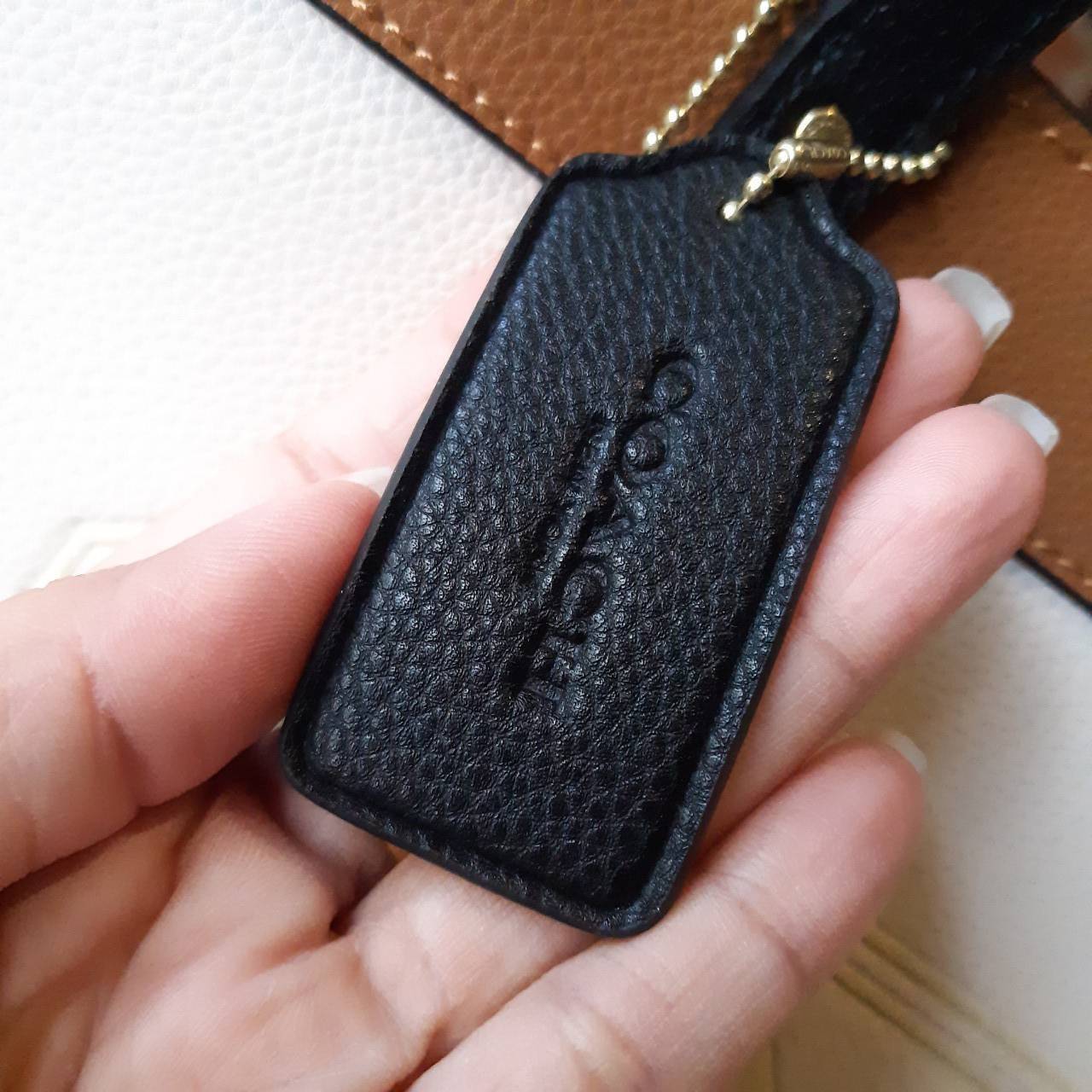 ของแท้ 💯% COACH C0777 FIELD TOTE 30 IN COLORBLOCK WITH COACH BADGE กระเป๋าสะพายทรงโท้ท รุ่นคลาสสิคย้อนยุค สีเรียบหรู ใช้ได้ในทุกโอกาส วัสดุหนัง pepble เต็มใบ มาพร้อมสายสะพาย crossbody เส้นใหญ่ ทนทาน สีตัดโทนกับกระเป๋าอย่างลงตัว