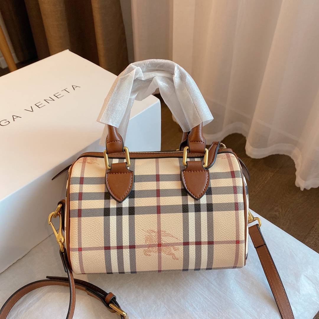 BURBERRY MINI PILLOW VINTAGE BAG Limited Edition วัสดุหนังPVC หนังนิ่ม เปิดปิดด้วยซิปยาวที่จับหนัง ภายในมีช่องใส่ของโล่งกว้าง พร้อมช่องเล็กอีกหนึ่งช่อง สามารถใส่มือถือ กระเป๋าสตางค์สั้น ของจุกจิกได้ มาพร้อมสายสะพายยาวหนังแท้ อะไหล่แบรนด์สีทองวินเทจ Rare i