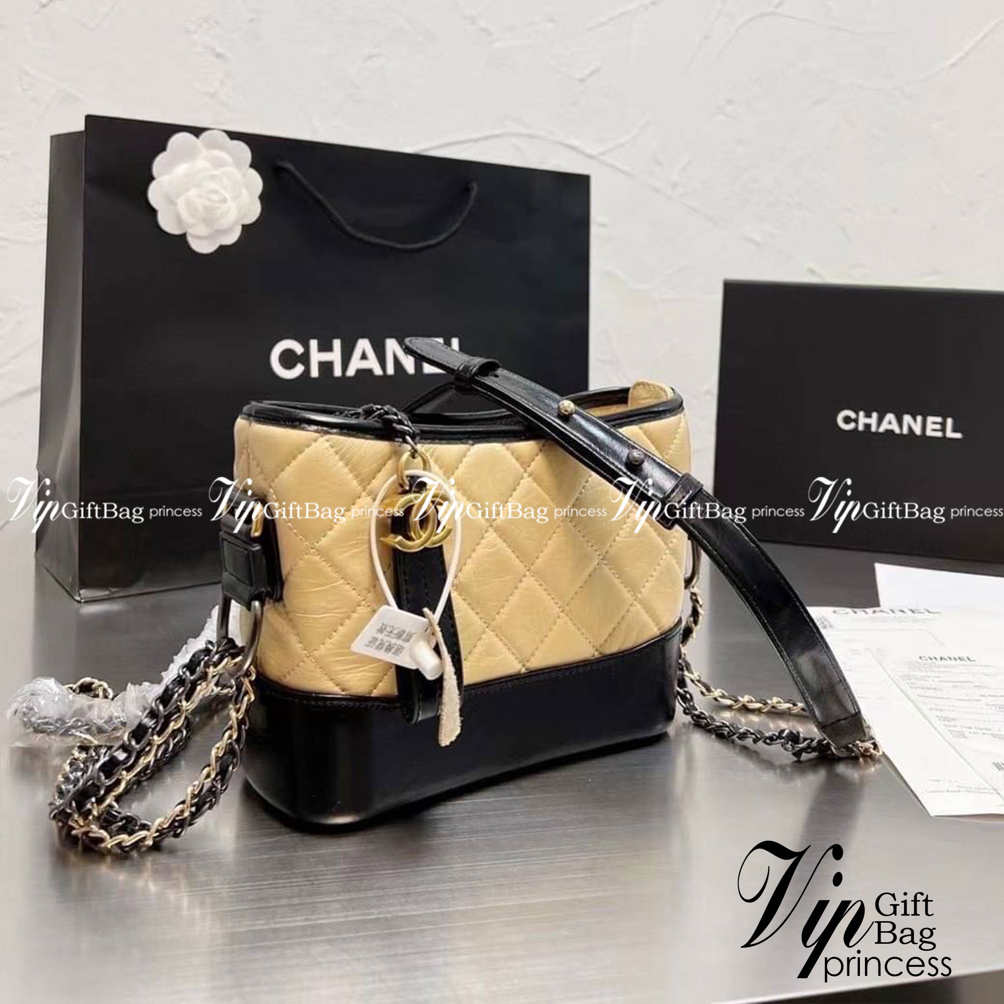 CHANEL SHOULDER BAG / CHANEL GABRIELLE HOBO BAG มี 2 size 8" 10" กระเป๋าสะพายข้าง/ไหล่ หนังนิ่ม หรู มาพร้อมพวงกุญแจสัญลักษณ์แบรนด์ อะไหล่พร้อมโซ่สะพายสีทองสลับเงิน สามารถสะพาย crossbody หรือสะพายไหล่ได้หมด สะพายแล้วขับผิวมากๆ