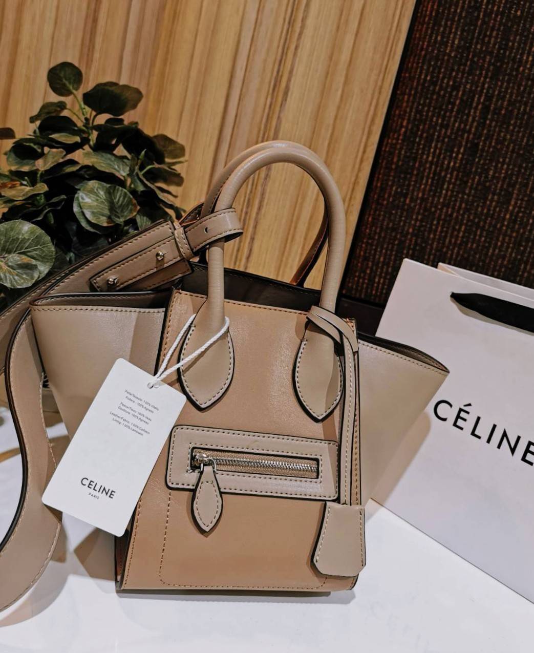 CELINE SHOULDER BAG VIP / CELINE LUGGAGE NANO Glossy Leather Handbag รุ่นนี้ Rare items หนังเรียบสวยสีทูโทนเรียบหรู ขนาดกำลังดี น้ำหนักเบา ด้านหน้ามีหนึ่งช่องซิป ด้านข้างดีไนส์ทรงปีกสามารถปรับขยายทรงได้ ภายในโล่งกว้าง มีช่องซิป มีตะขอเกี่ยวปากกระเป๋า ใส่ก