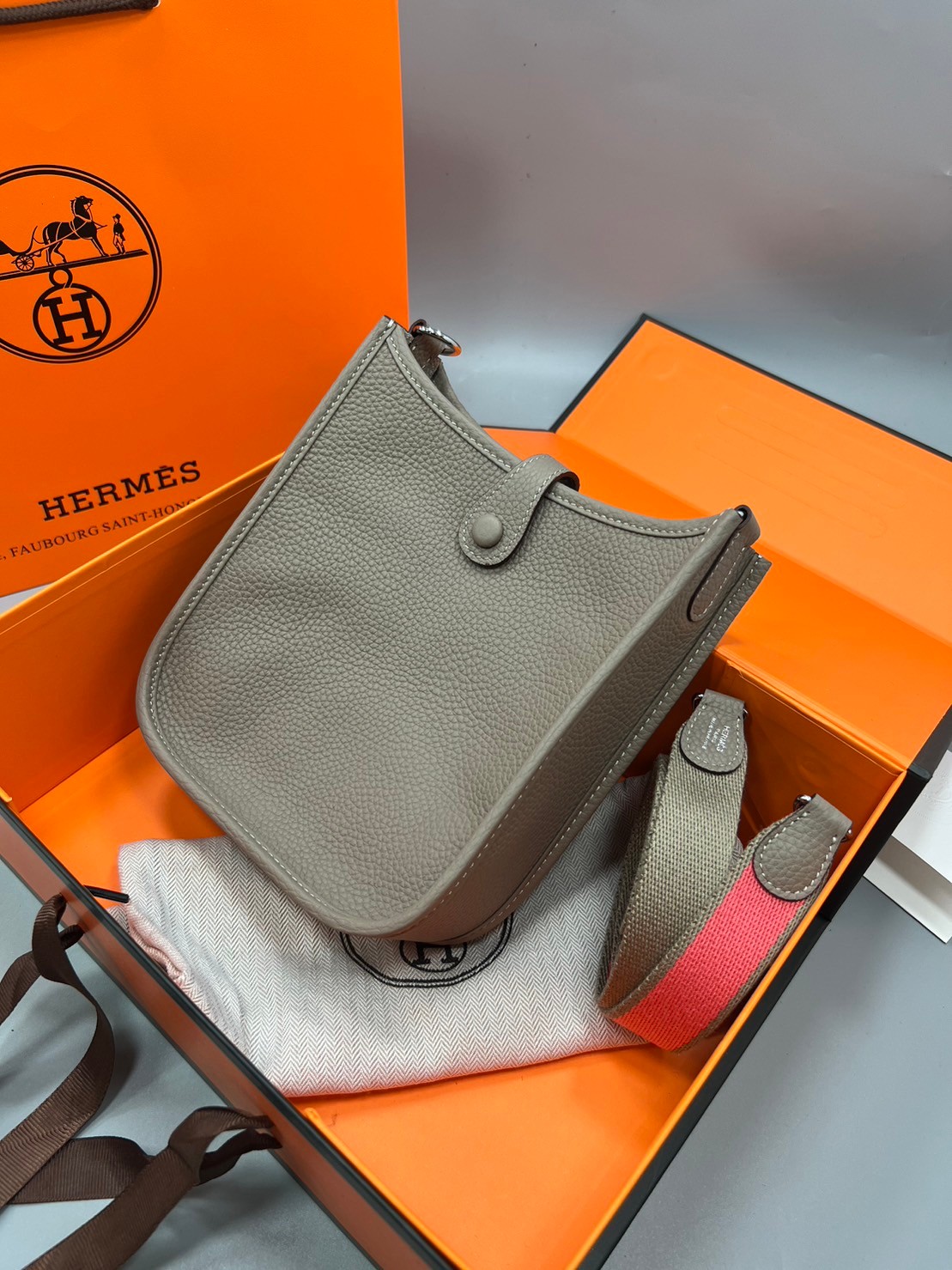 HERMES evelyne mini bag Luxury Bag กระเป๋าสะพายแบรนด์ดัง แบรนด์หรู คลาสสิกตลอดกาล ใช้ได้ทั้งชายหญิง ใบเดียวจบ สวยรวยปัง เกรดท็อปออริจินอล ภาพสินค้าถ่ายจากงานขายจริง ใช้งานต่างประเทศได้