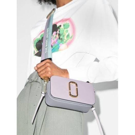 Marc Jacobs Snapshot Bag กระเป๋าแบรนด์ดังจากสัญชาติอเมริกัน นับได้ว่ารุ่นนี้เป็นรุ่นทรงฮิตเลยทีเดียว โดยด้านหน้ากระเป๋าจะเป็นโลโก้แบบโลหะที่เป็นสัญลักษณ์ของแบรนด์นี้ มาพร้อมสายสะพายที่จะสะพายยังไงก็ดูโดดเด่น เพราะขนาดใหญ่ที่สกรีนตัวอักษรโลโก้ ในรูปแบบต่าง