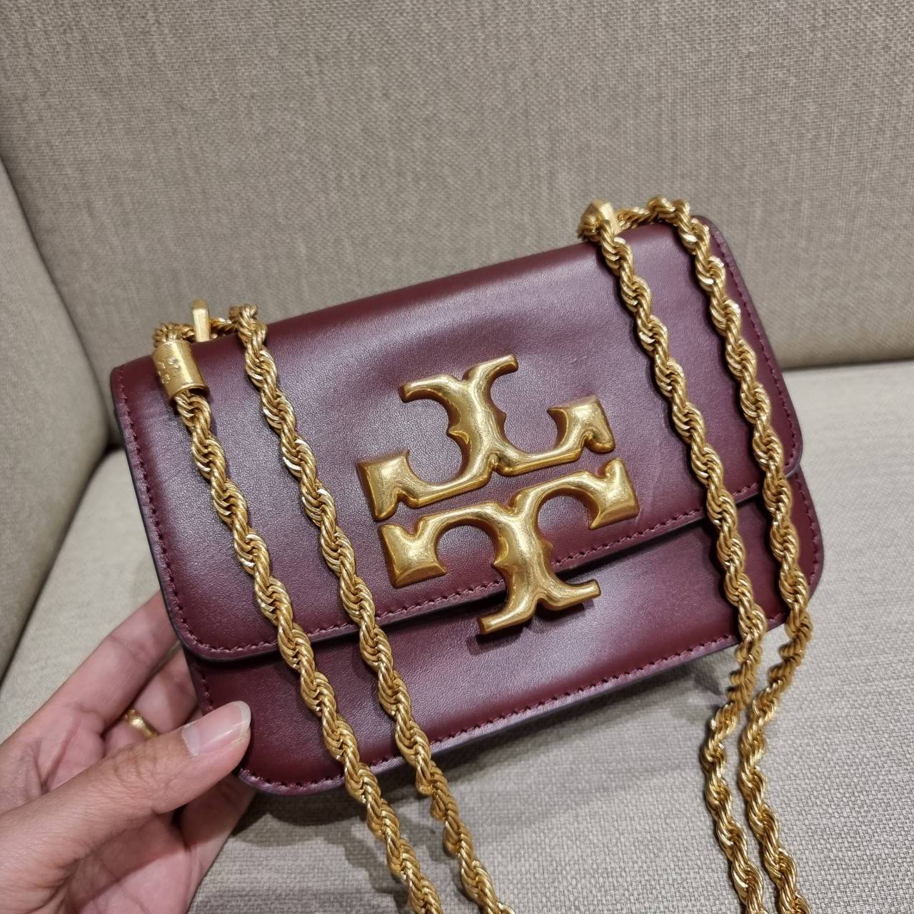 TORY BURCH ELEANOR SMALL CONVERTIBLE SHOULDER BAG ฮอตไอเท็ม รุ่นนี้ขายดีขายหมด คัมแบค!! สวยหรู คุณหนู ผู้ดี!! หายากมากที่สุด!! กระเป๋าสะพายข้าง ดีไซน์อยู่ทรง ขนาดกำลังสะดวกใช้สำหรับสาว วัสดุหนังแท้เต็มใบ สีทูโทน เปิด-ปิดด้วยแถบแม่เหล็ก ภายในแบ่งสัดส่วนได้